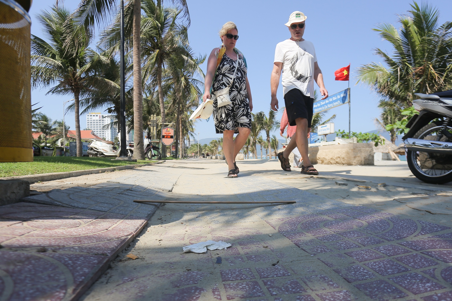 Gach vo, duong lun doc via he gan bien Da Nang hinh anh