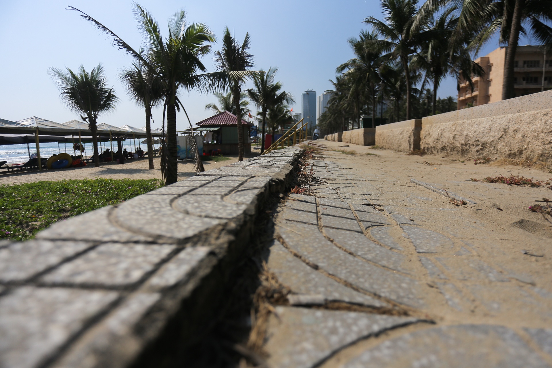 Via he doc bien Da Nang xuong cap, gach vo nat hinh anh