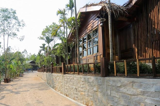 Chu khu nghi duong tren rung phong ho. anh 1