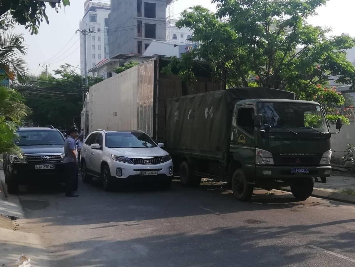 Xe canh sat vi pham luat giao thong gay ach tac hinh anh