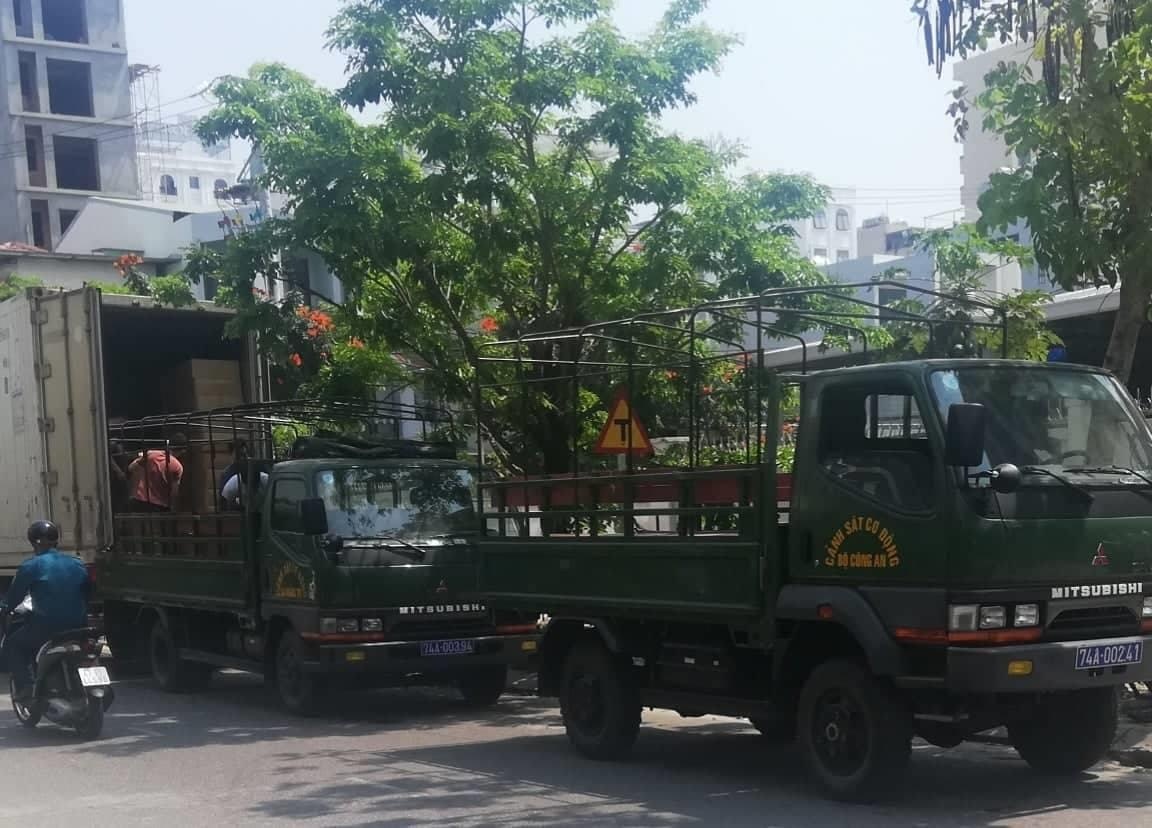 Vu xe canh sat vi pham luat giao thong: Se lap bien ban phat nguoi hinh anh