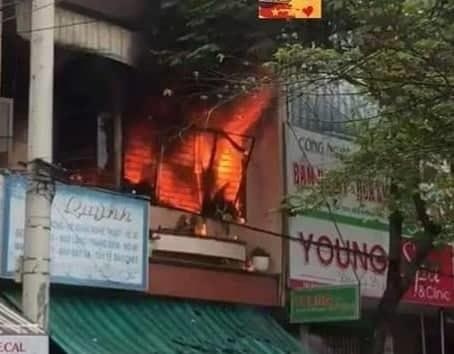 Chay shop quan ao, 2 nguoi thoat chet hinh anh