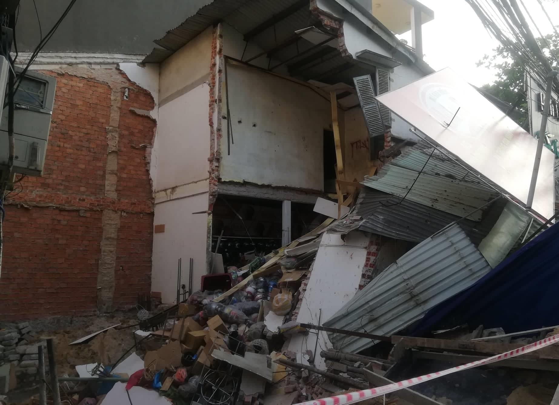 Dao mong xay nha lam sap nha hang xom hinh anh