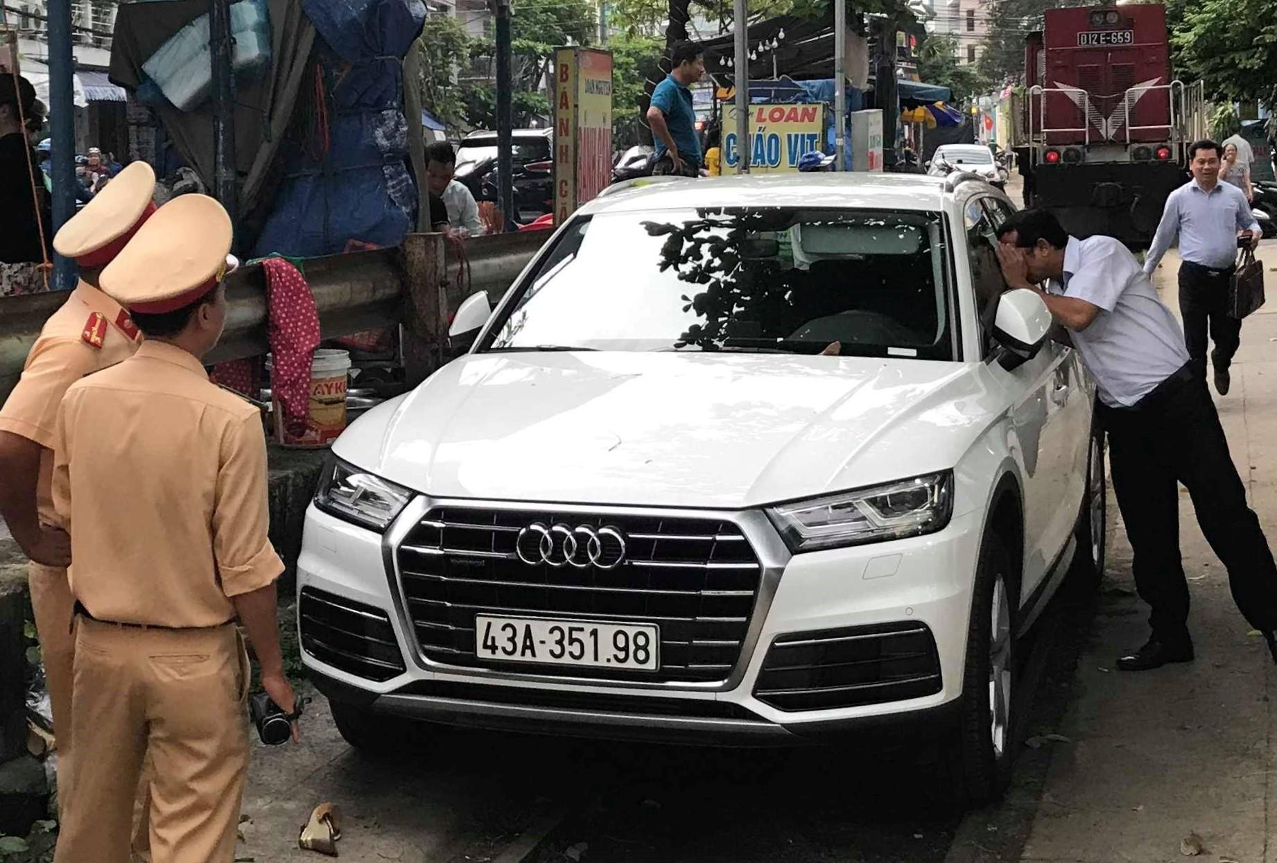 Audi Q5 dau giua duong ray chan tau hoa hinh anh