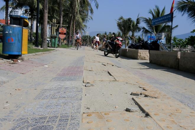 Vỉa hè dọc biển Đà Nẵng được sửa chữa. ảnh 1 Via he doc bien Da Nang duoc sua chua. anh 1