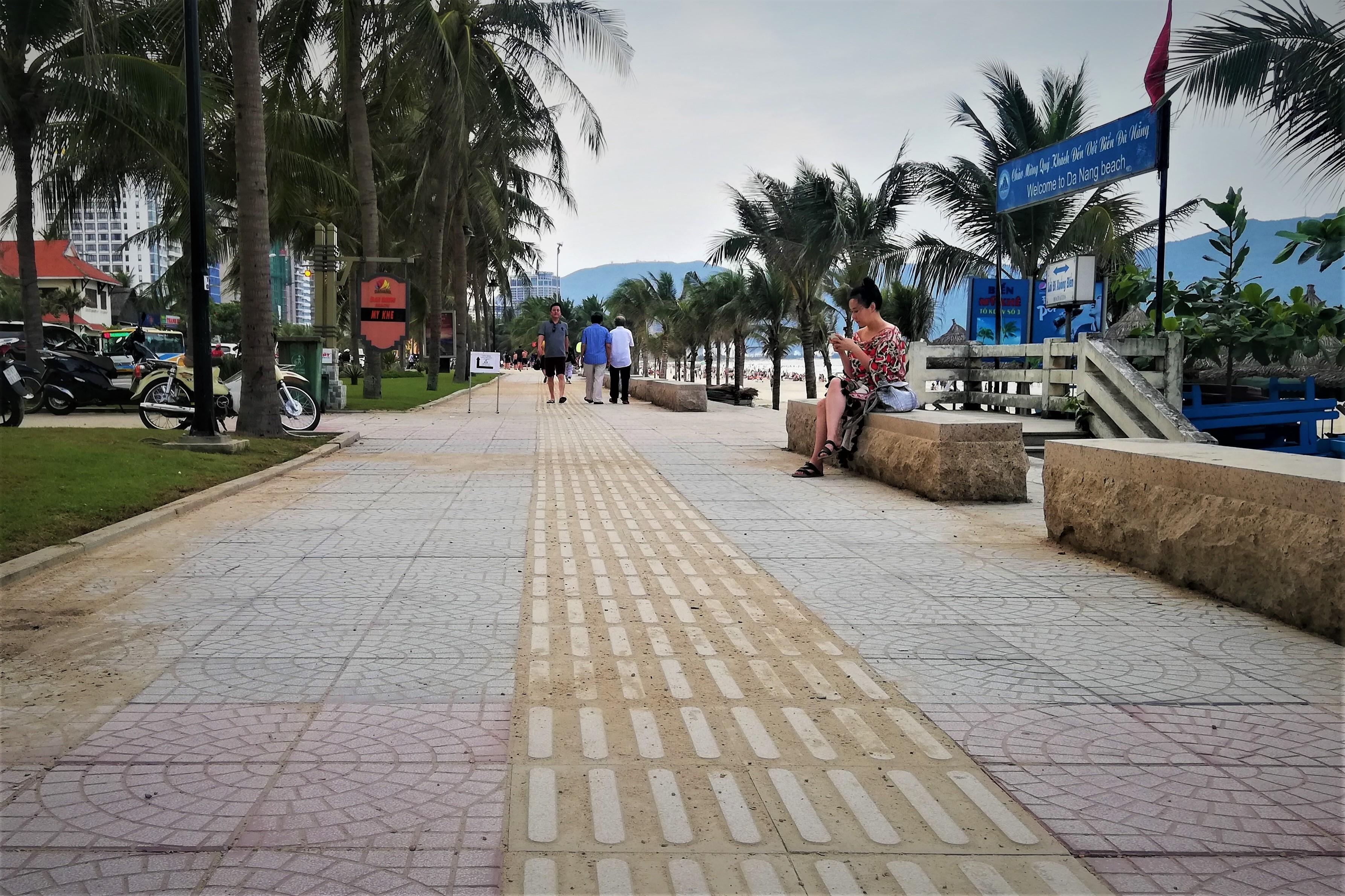 Vỉa hè dọc biển Đà Nẵng được sửa chữa. ảnh 2 Via he doc bien Da Nang duoc sua chua. anh 2