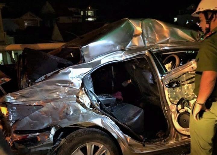 Xe con dau dau oto tai gan cua ham Hai Van, 2 nguoi thiet mang hinh anh