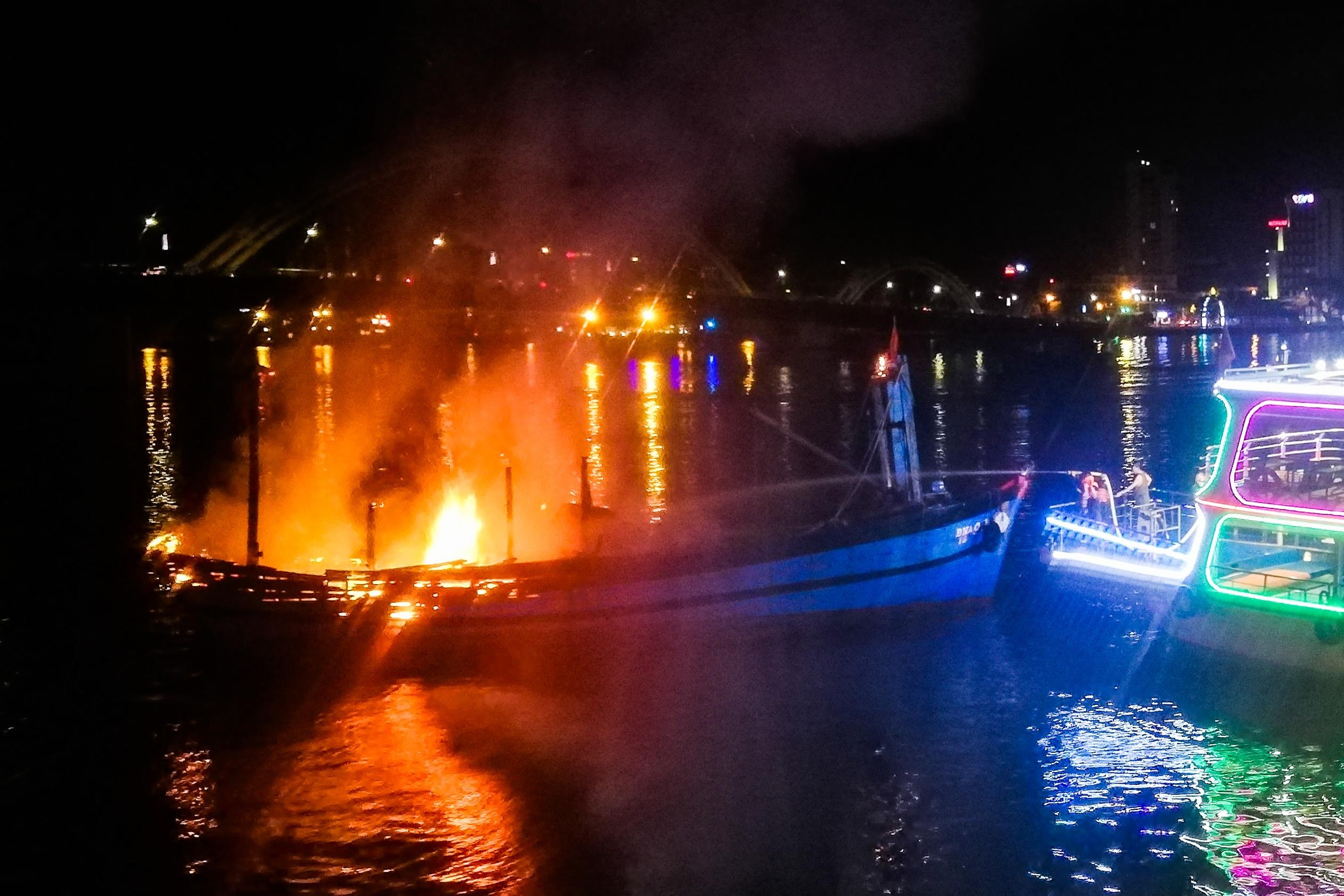 Chay tau ca dang neo dau tren song Han hinh anh