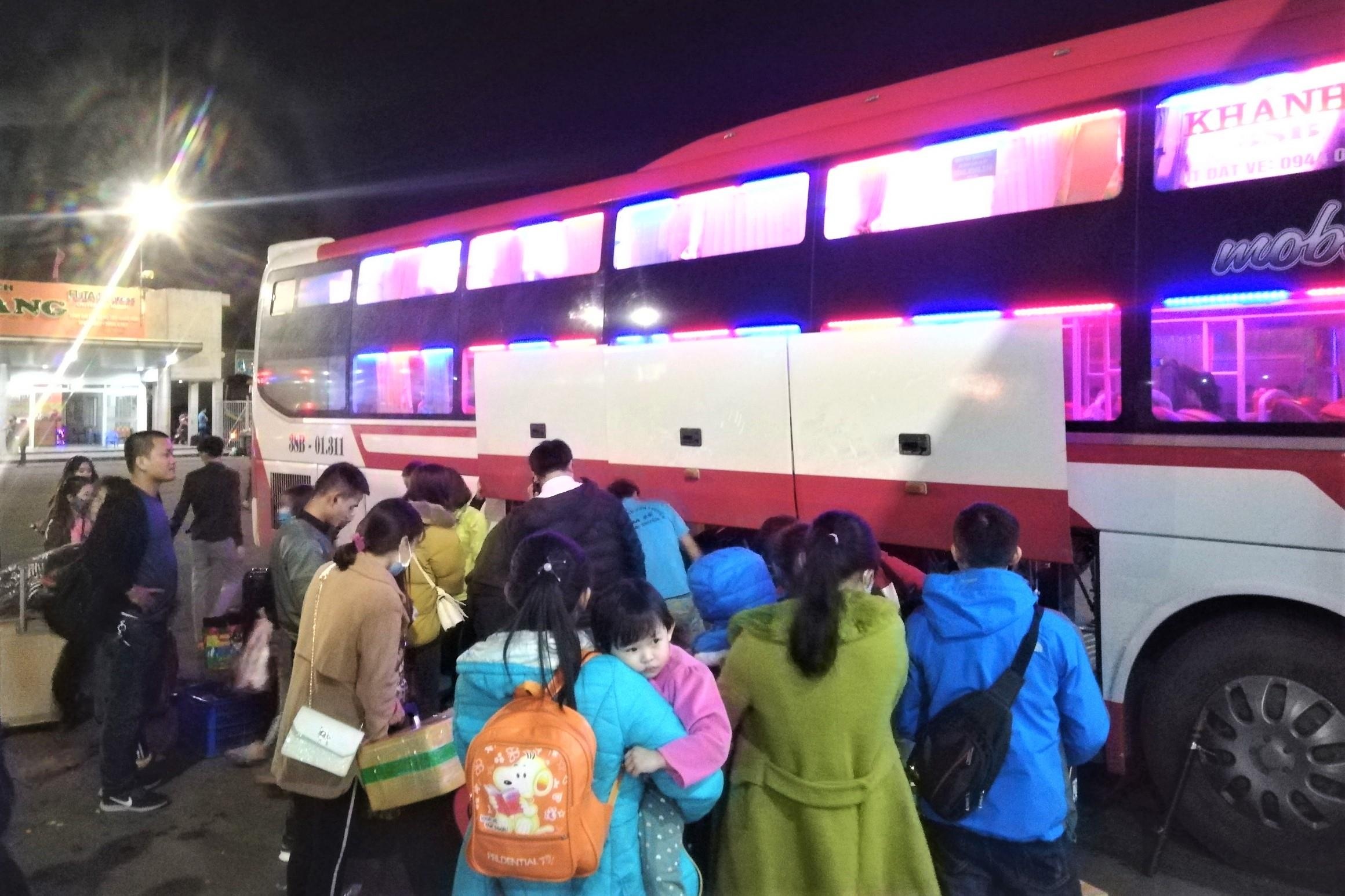 Xe khach giuong nam chay ve dip nghi le 30/4-1/5 hinh anh