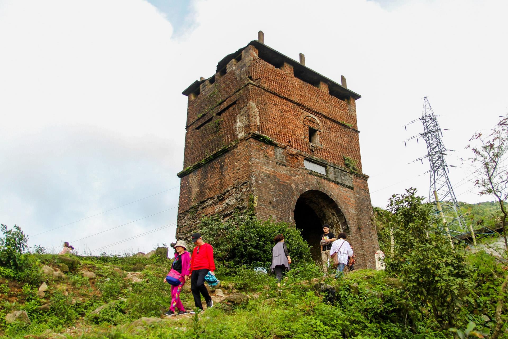 Phuc hoi di tich Hai Van Quan tren deo Hai Van. anh 1
