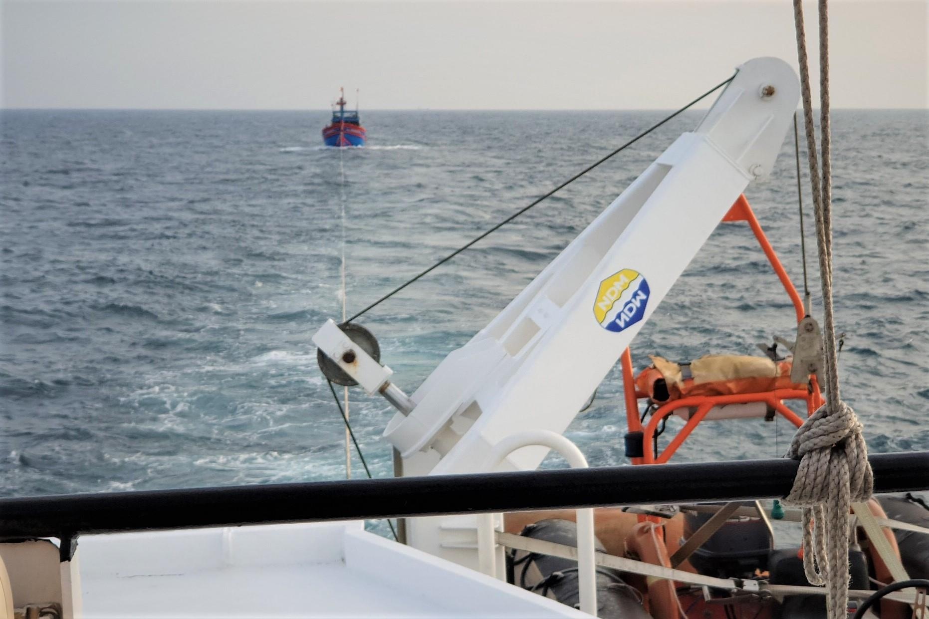 Vuot song cuu 7 ngu dan sau bon ngay troi dat tren bien hinh anh