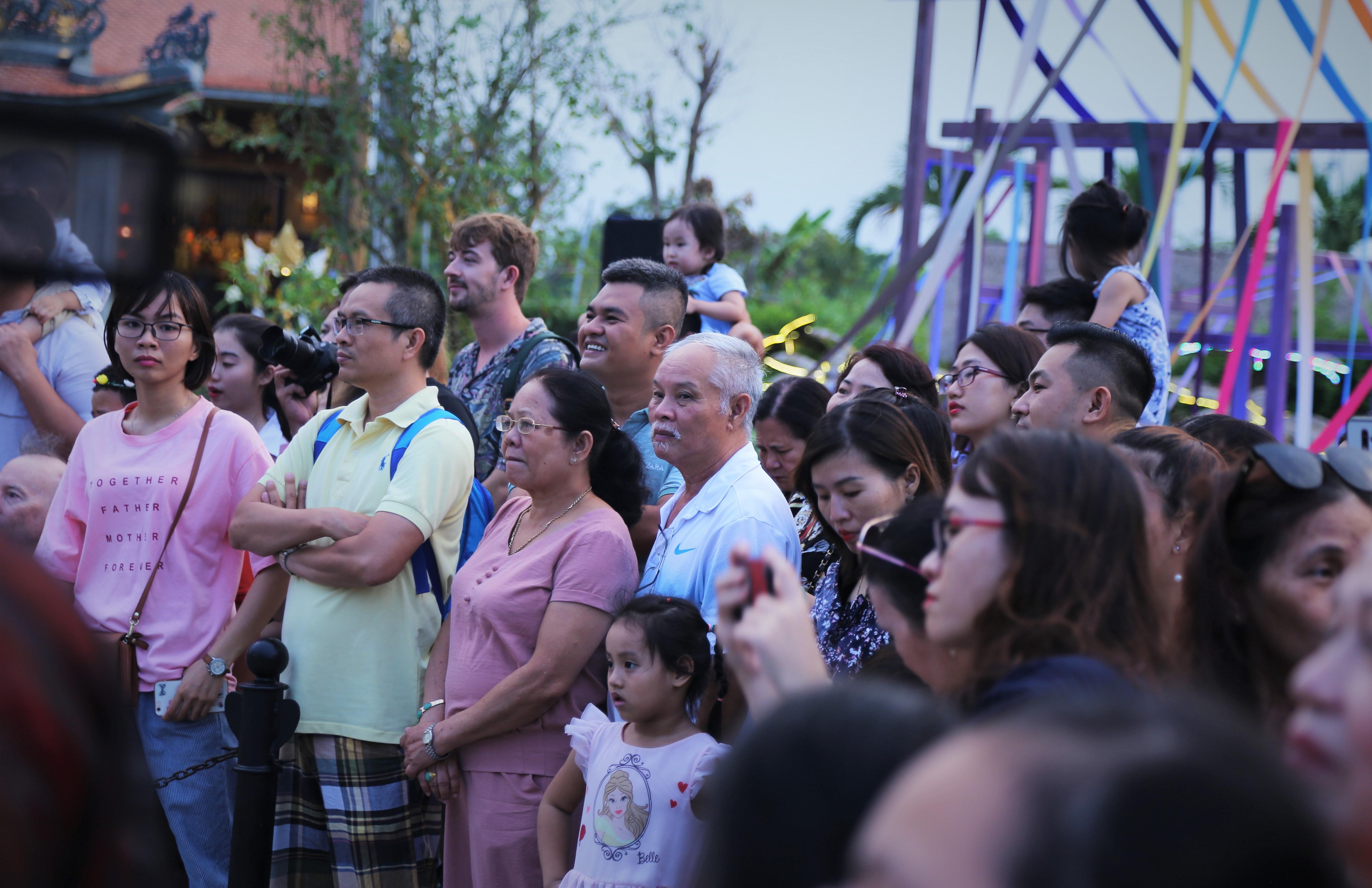 Du khach do ve pho co Hoi An thu nho giua dong song hinh anh