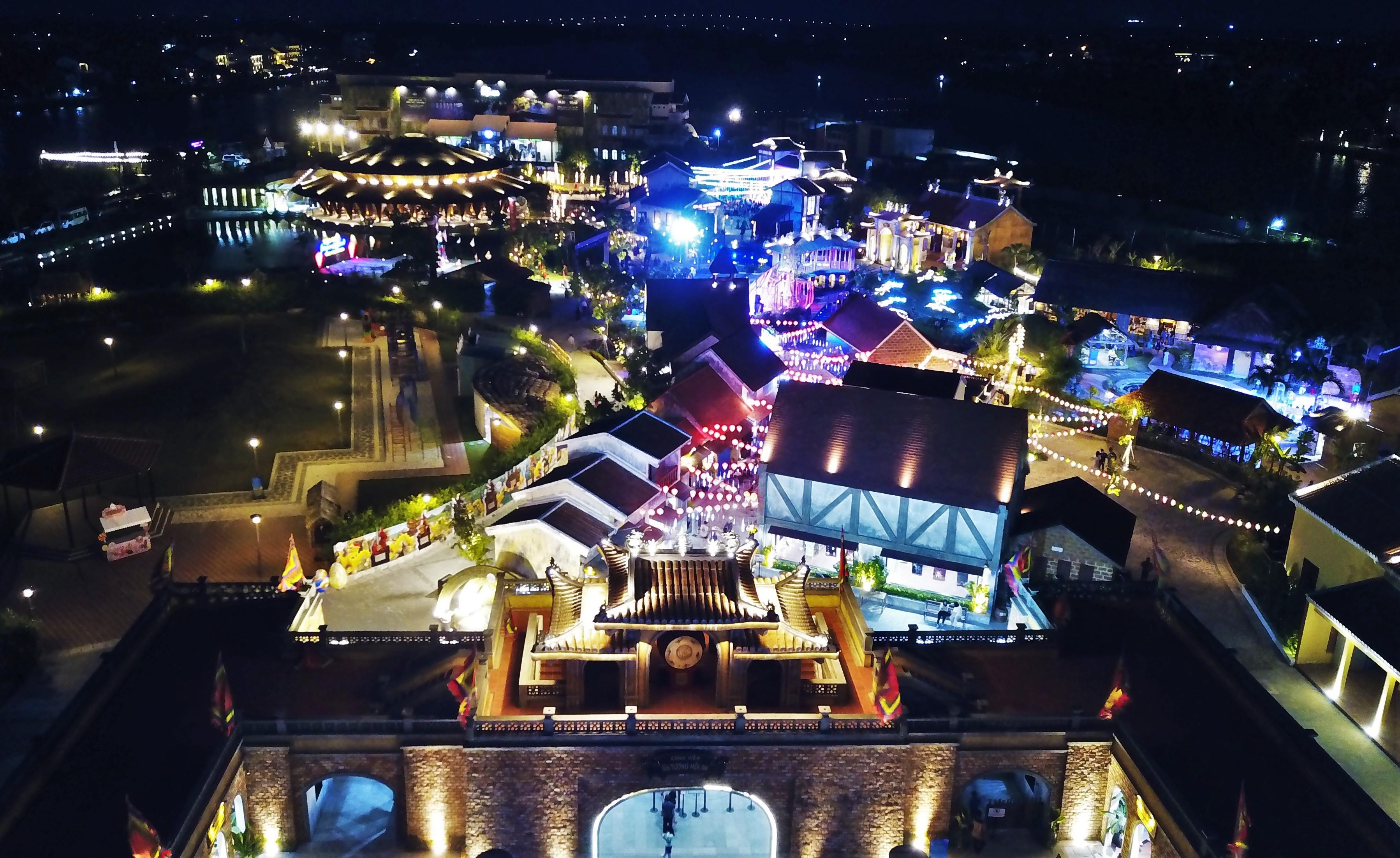 Hang nghin nguoi do ve Hoi An thu nho giua dong Thu Bon hinh anh