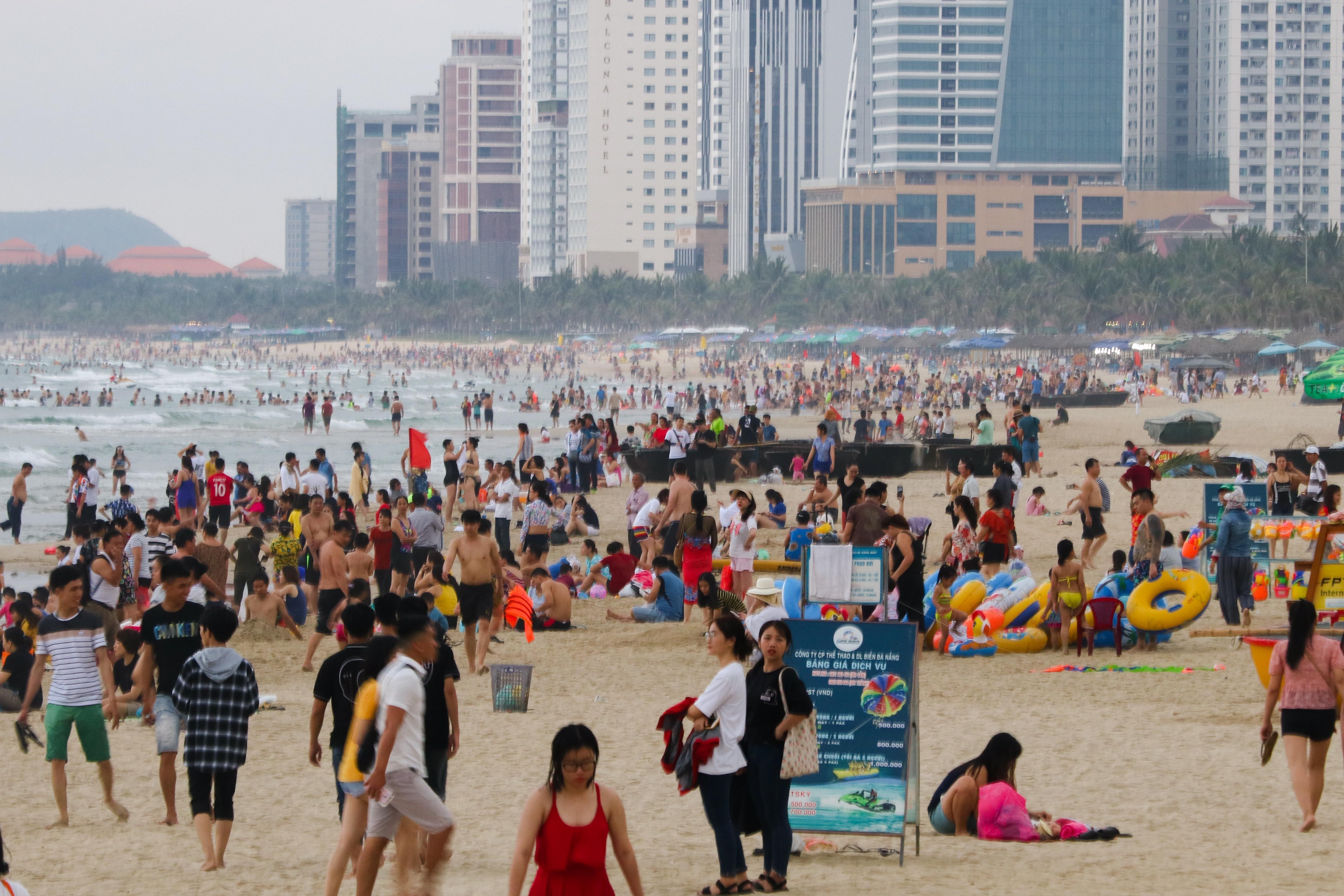 Hon 3 km bien Da Nang chat kin nguoi dip nghi le hinh anh