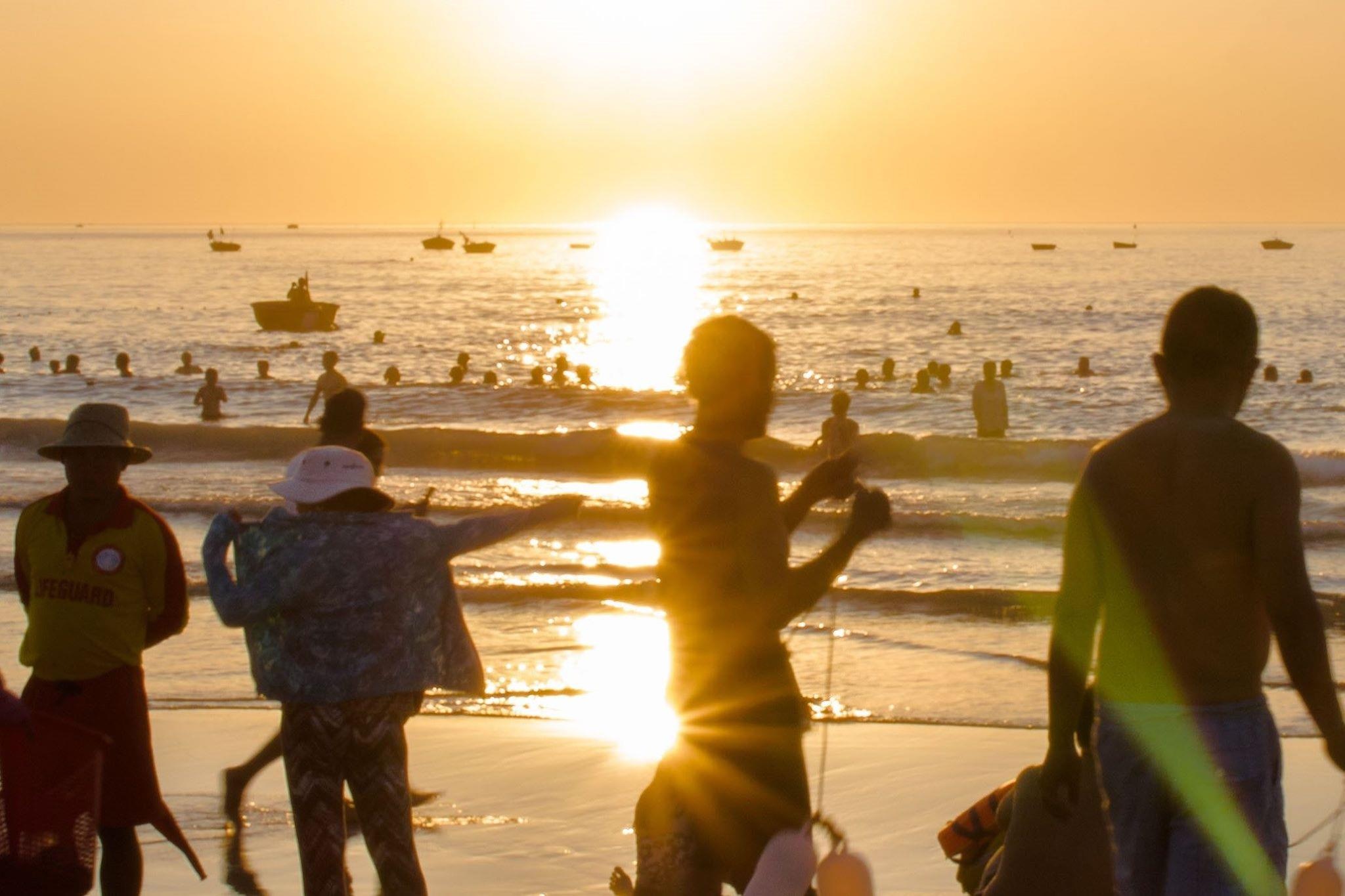 Nang nong gay gat, nguoi Da Nang tranh thu tam bien tu sang som hinh anh