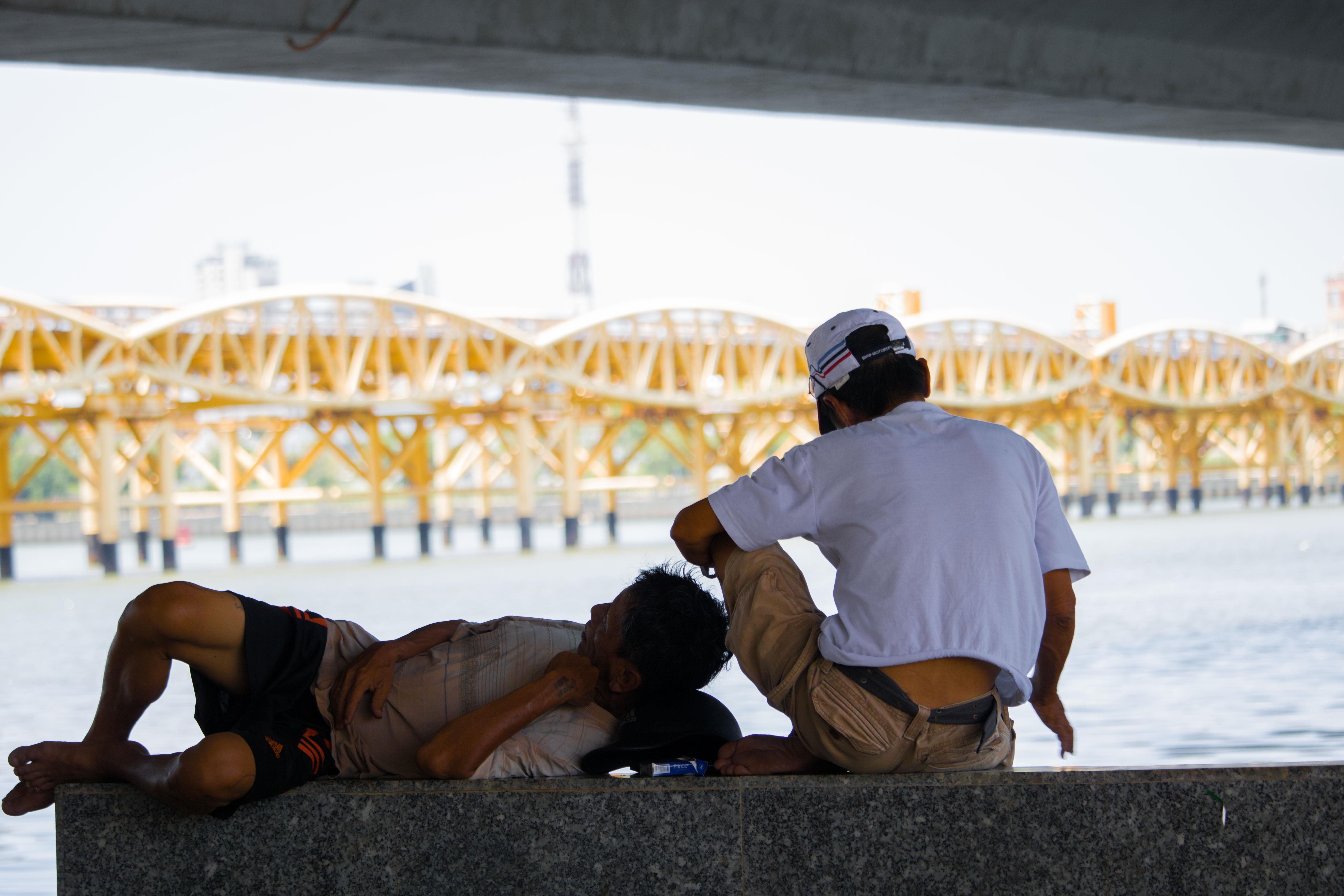 Nguoi dan Da Nang chui gam cau nghi trua. anh 4