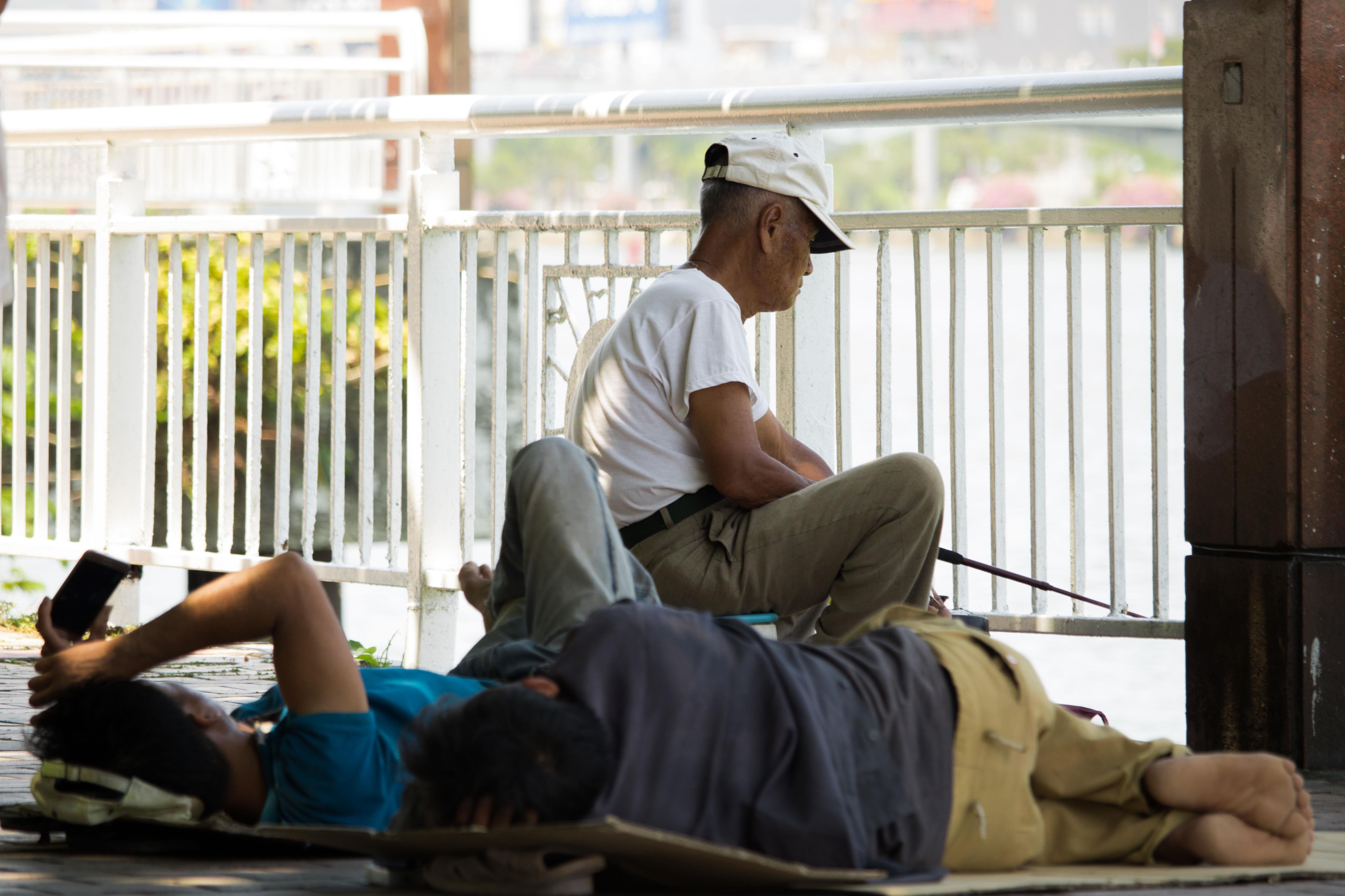 Nguoi dan Da Nang chui gam cau nghi trua. anh 8