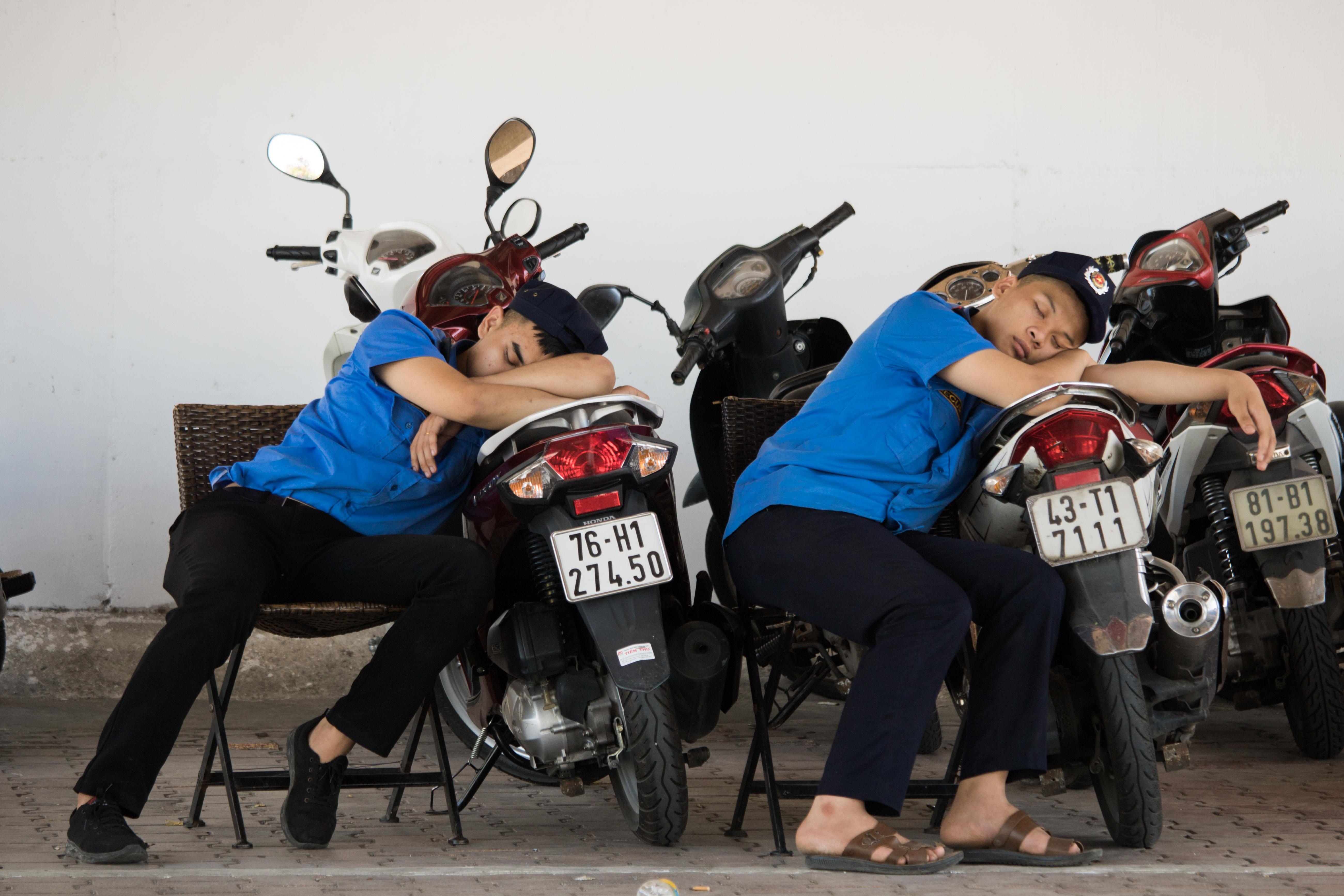 Nong nhu chao lua, nguoi dan Da Nang chui gam cau nghi trua hinh anh