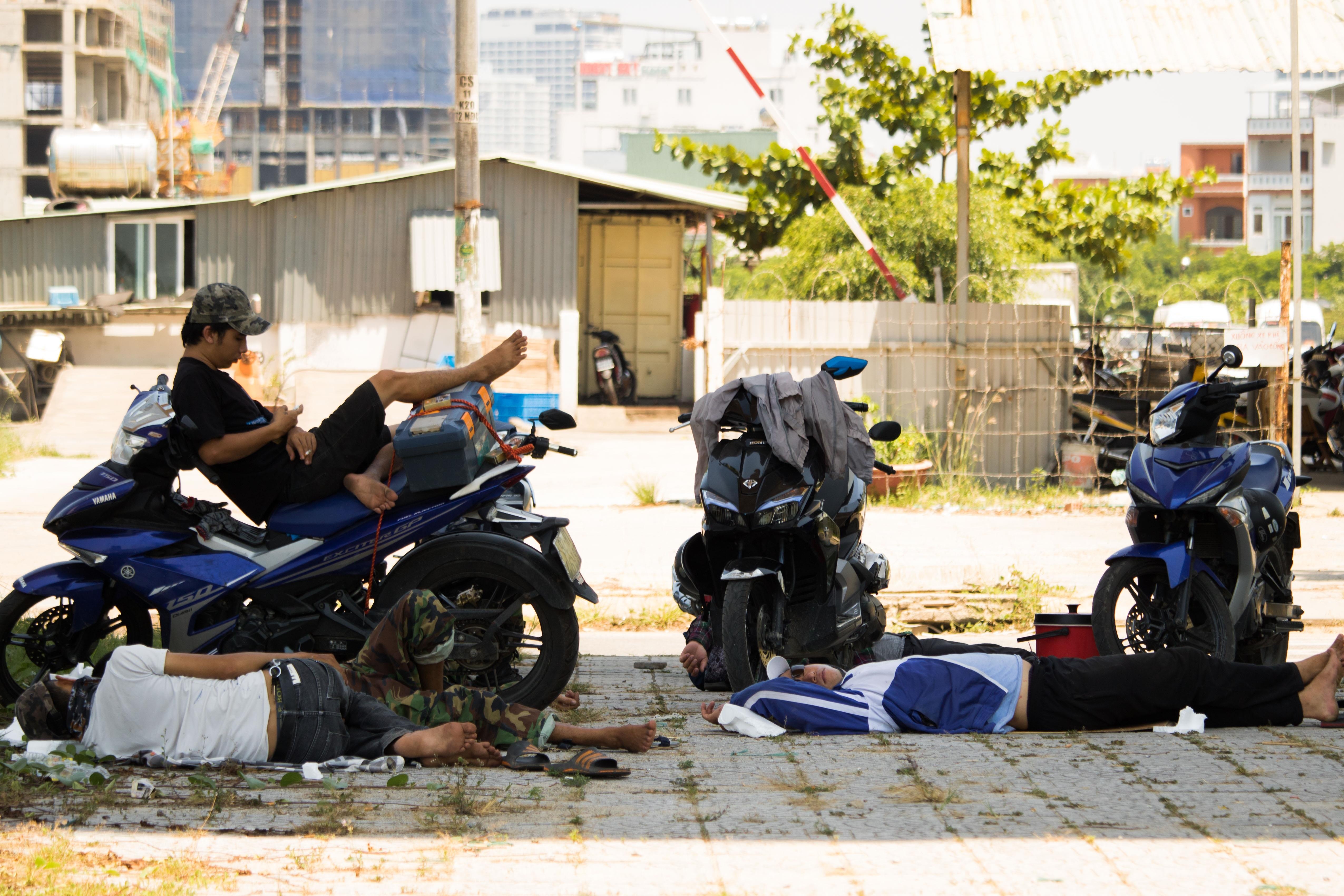 Nguoi dan Da Nang chui gam cau nghi trua. anh 10