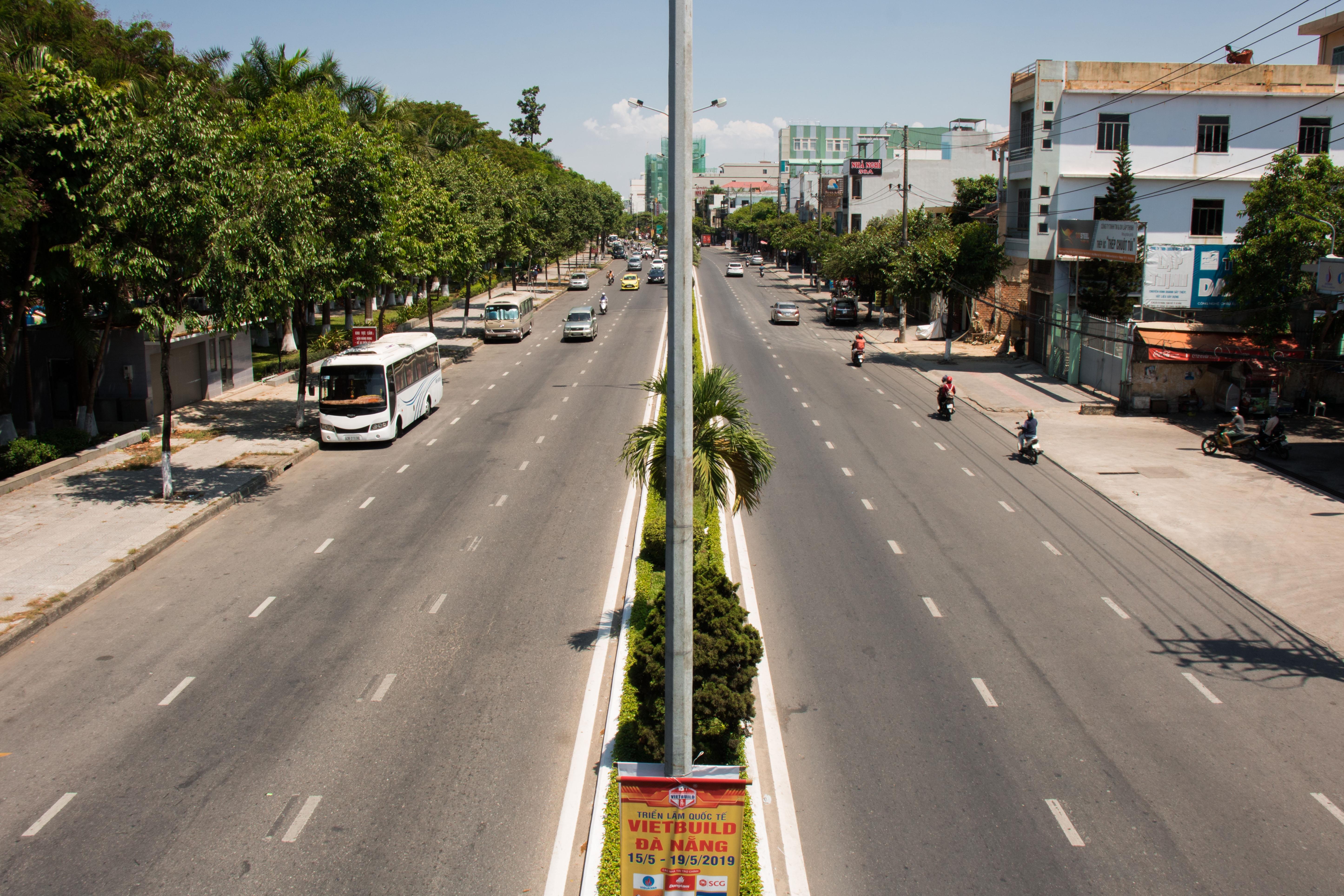 Nguoi dan Da Nang chui gam cau nghi trua. anh 1