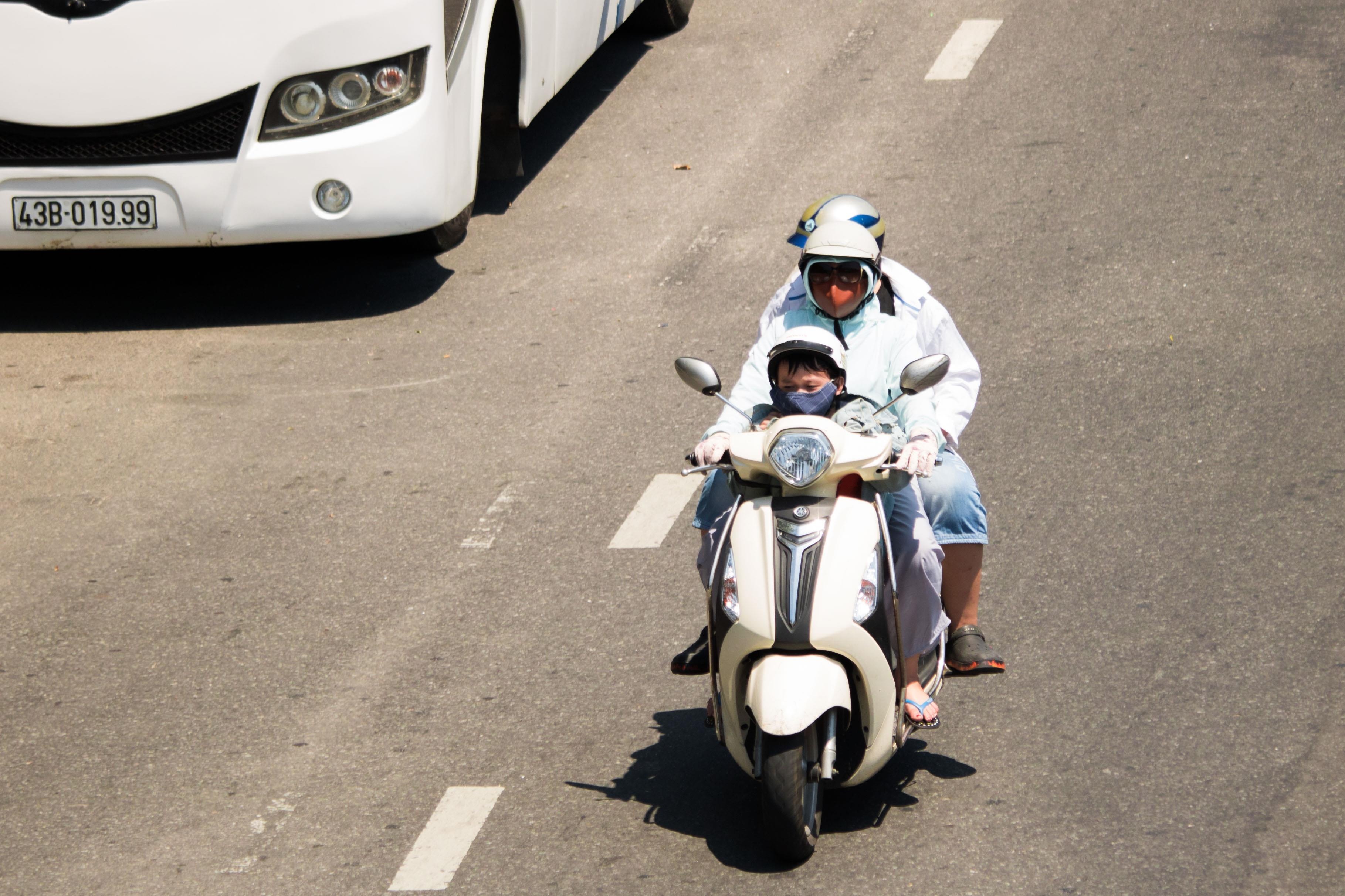 Nguoi dan Da Nang chui gam cau nghi trua. anh 2