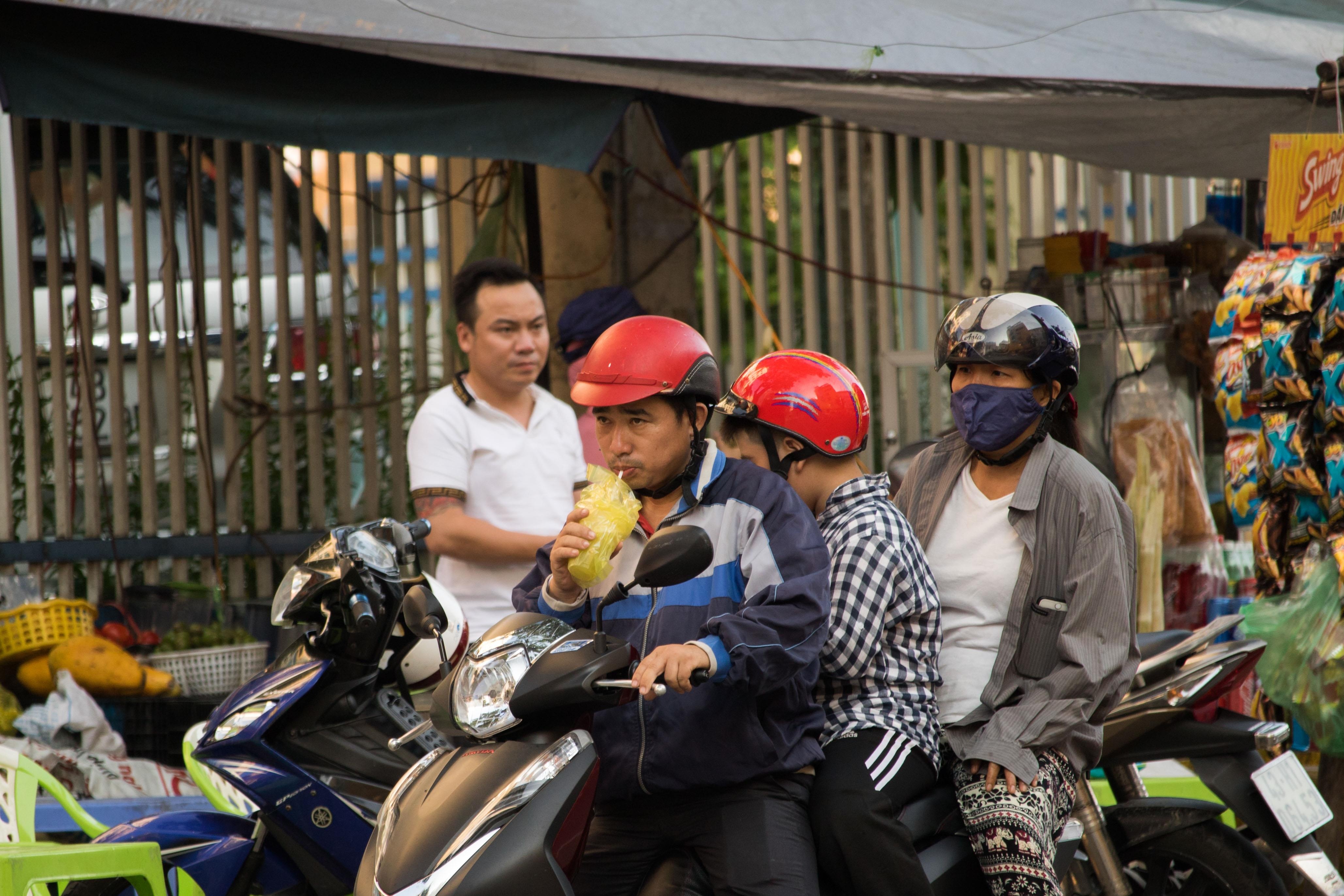 Nguoi dan Da Nang chui gam cau nghi trua. anh 6