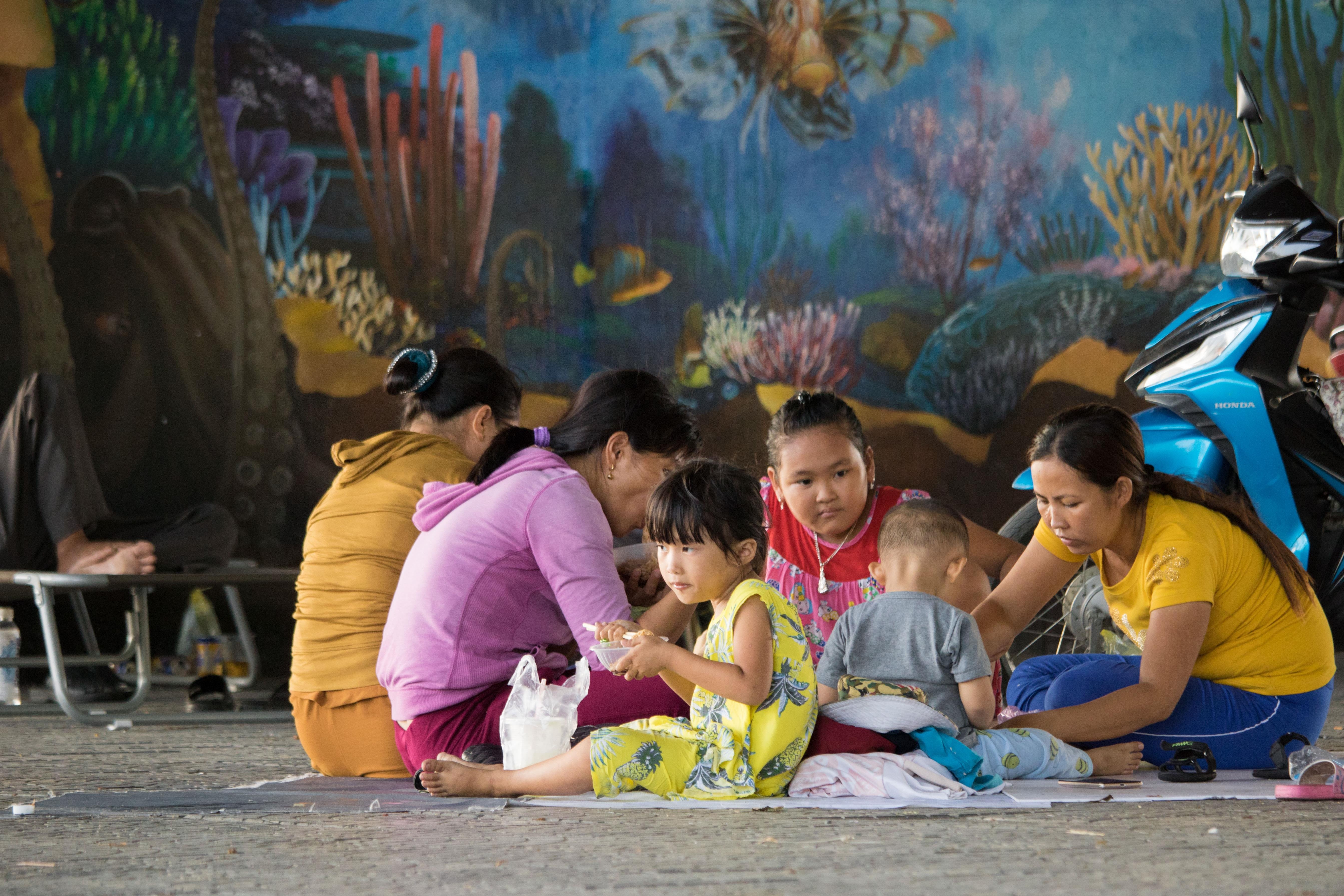 Nguoi dan Da Nang chui gam cau nghi trua. anh 5