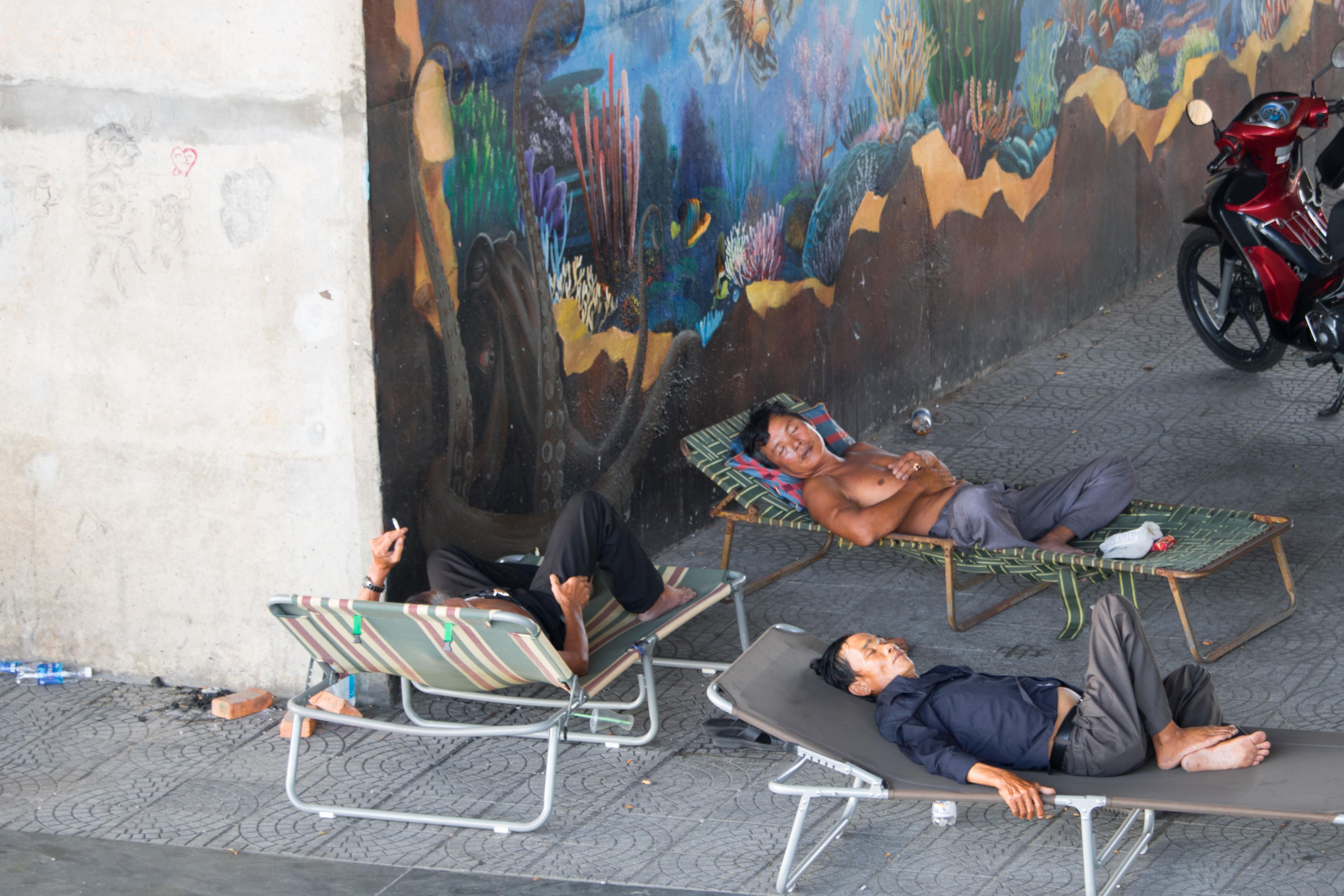 Nguoi dan Da Nang chui gam cau nghi trua. anh 11