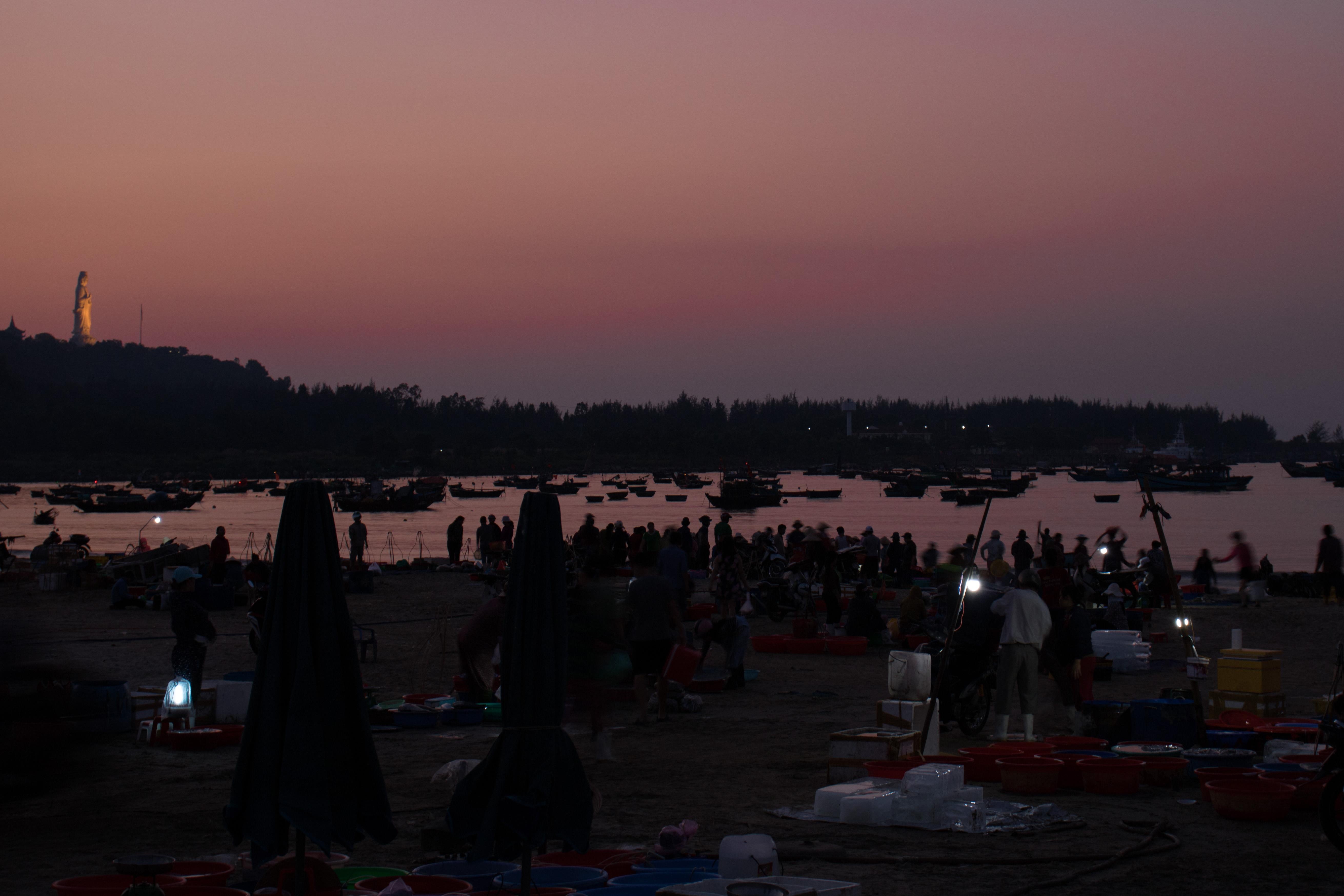 Ngu dan Da Nang trung dam me ca. anh 1