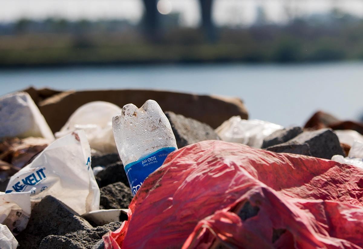 Bai rac tu phat gay o nhiem ven song Do Toa hinh anh