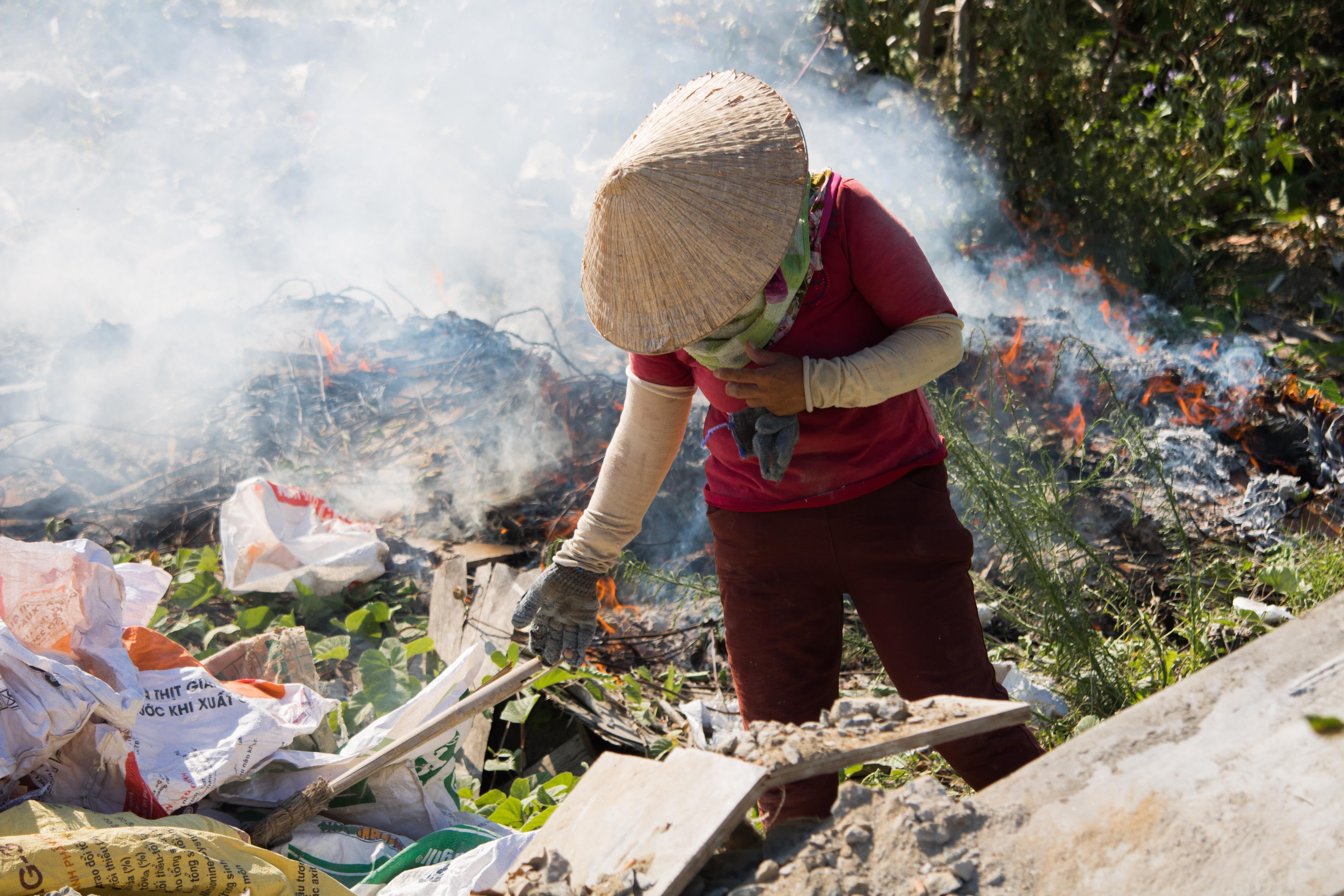 Xuat hien bai rac tu phat giua long Da Nang hinh anh