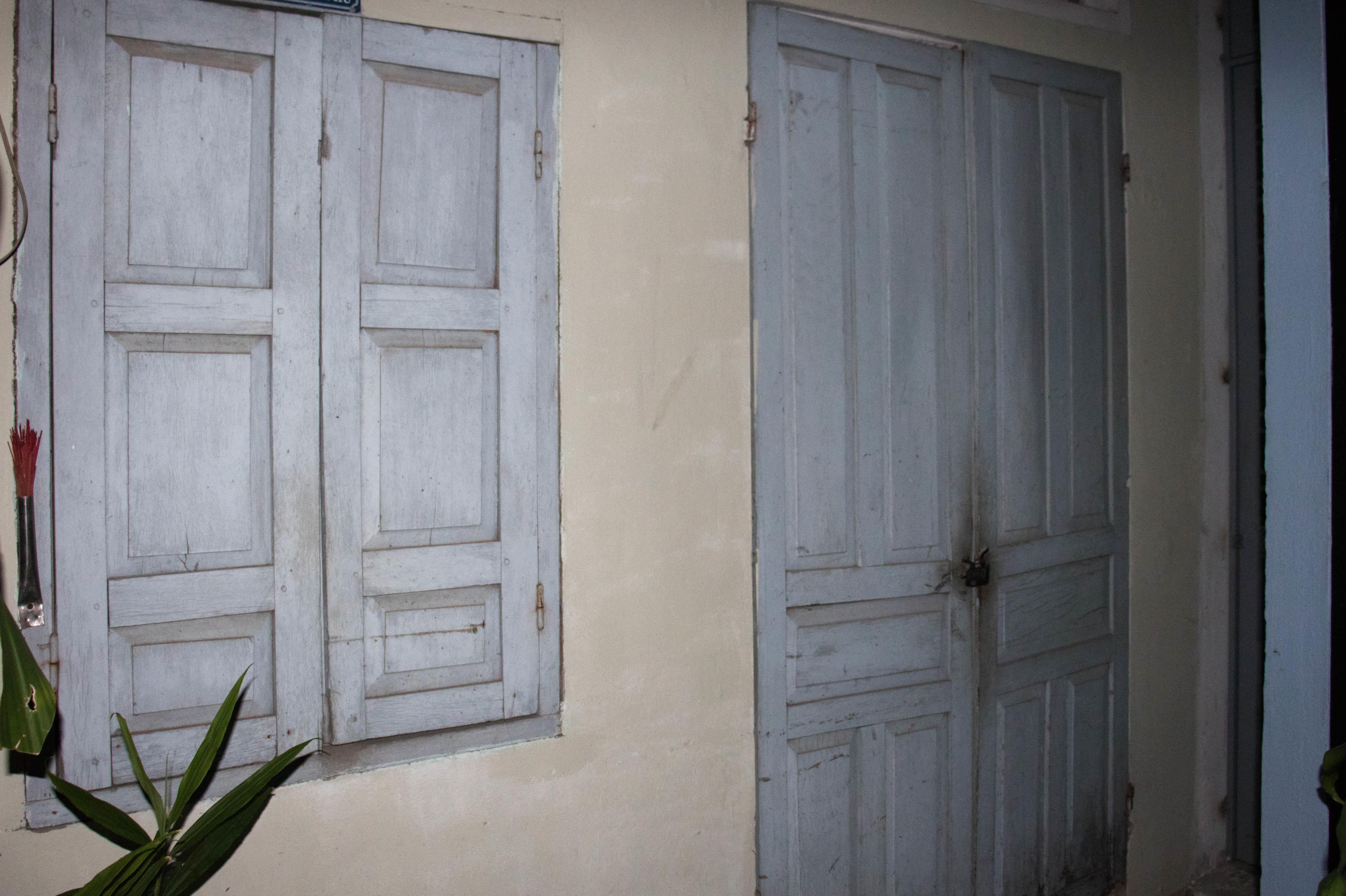 Thieu uy cong an tat axit vao mat vo sap cuoi. anh 1