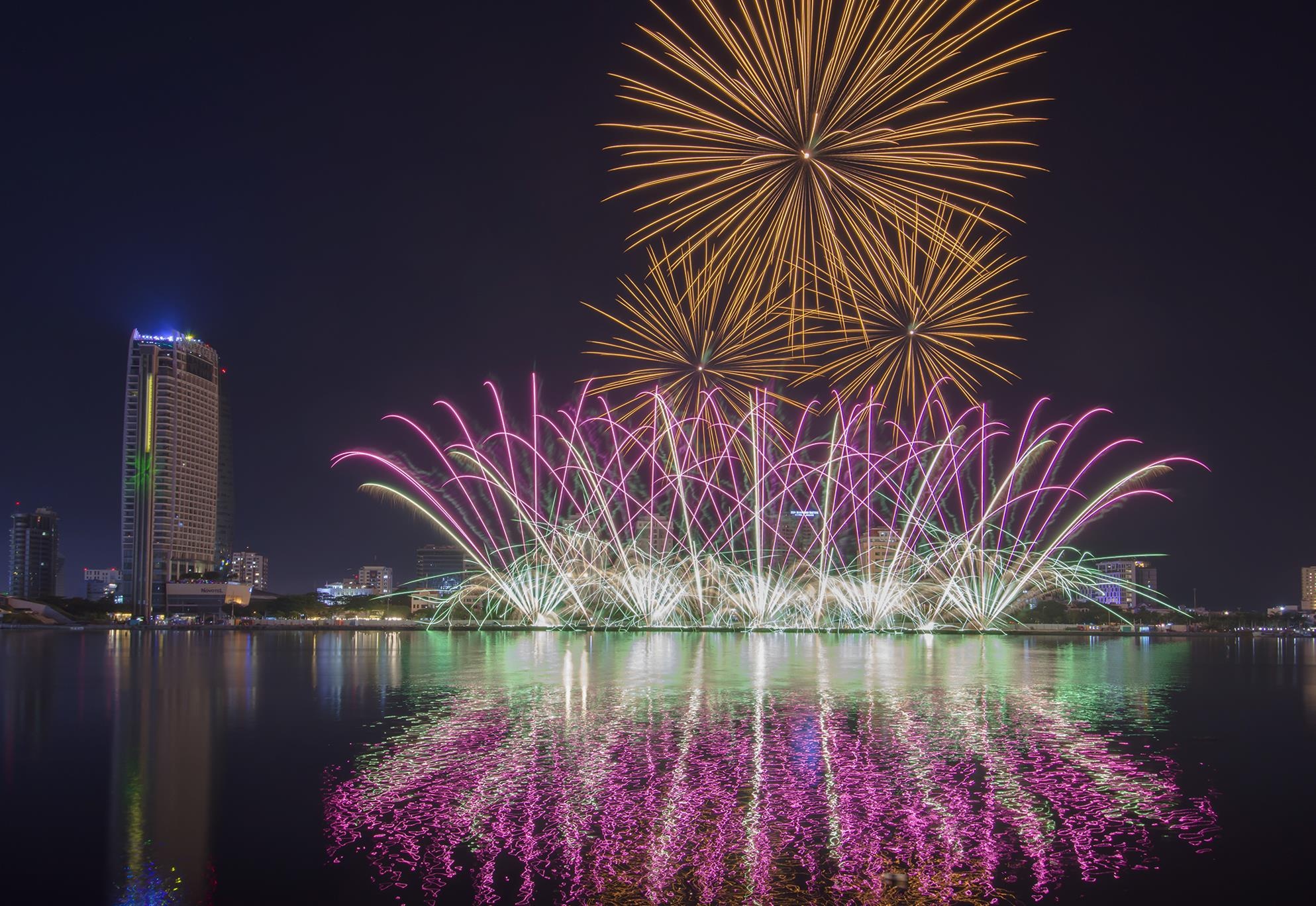 Doi Viet Nam mo man an tuong dem khai mac cuoc thi phao hoa quoc te hinh anh