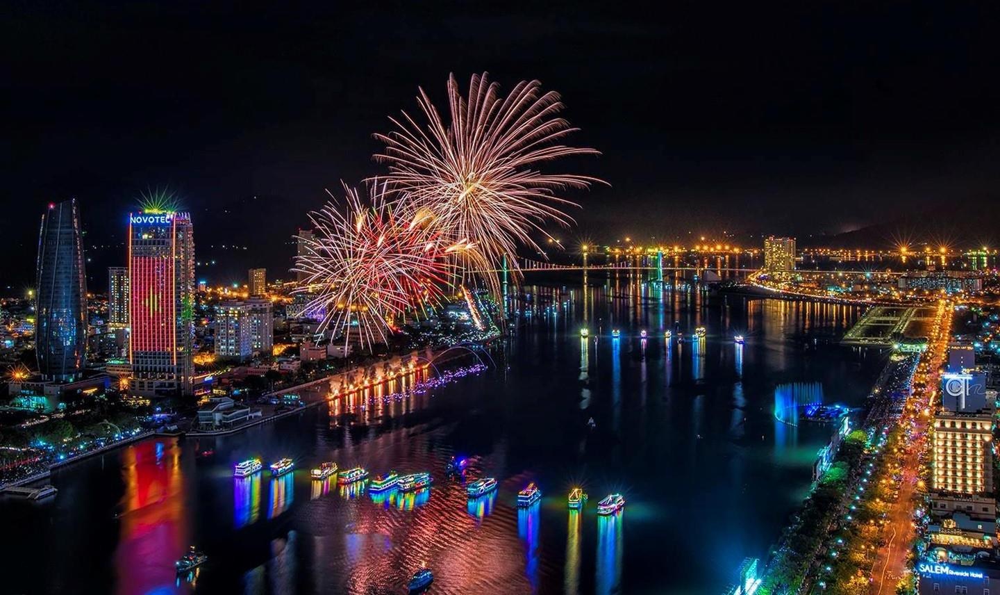 Man phao hoa 'mot chin mot muoi' giua doi Viet Nam va Nga hinh anh