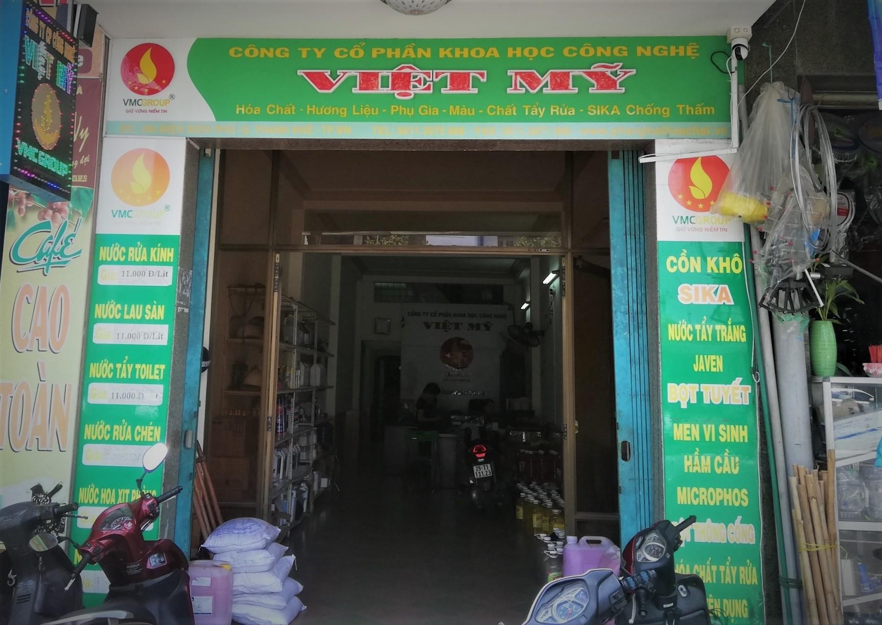 Thieu uy cong an tat axit vao mat vo sap cuoi. anh 1