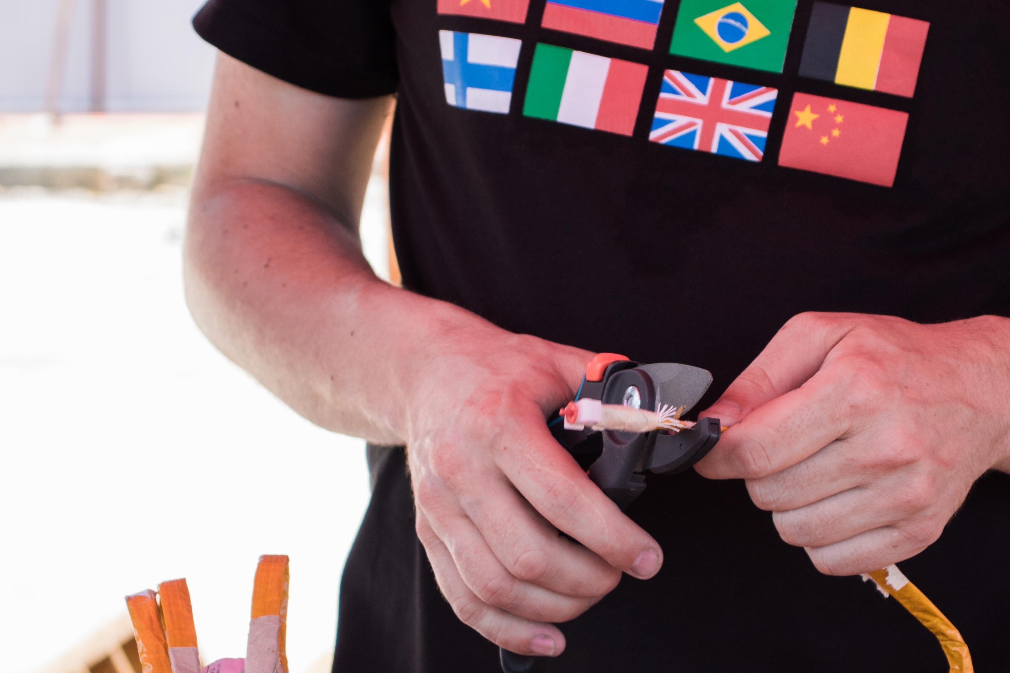 Hàng nghìn quả pháo đội Bỉ và Brazil vào bệ phóng. ảnh 6 Hang nghin qua phao doi Bi va Brazil vao be phong. anh 6