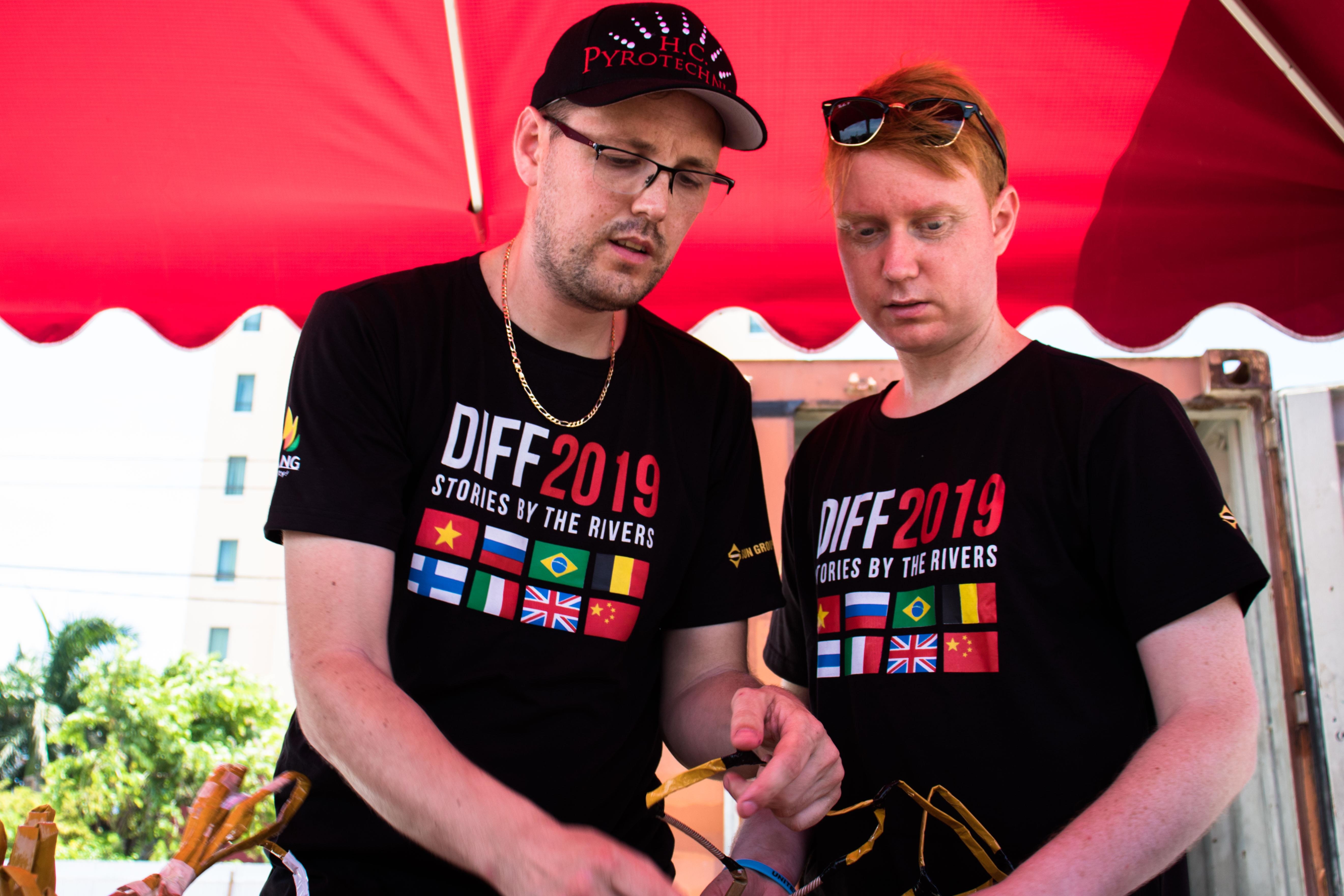 Hàng nghìn quả pháo đội Bỉ và Brazil vào bệ phóng. ảnh 5 Hang nghin qua phao doi Bi va Brazil vao be phong. anh 5