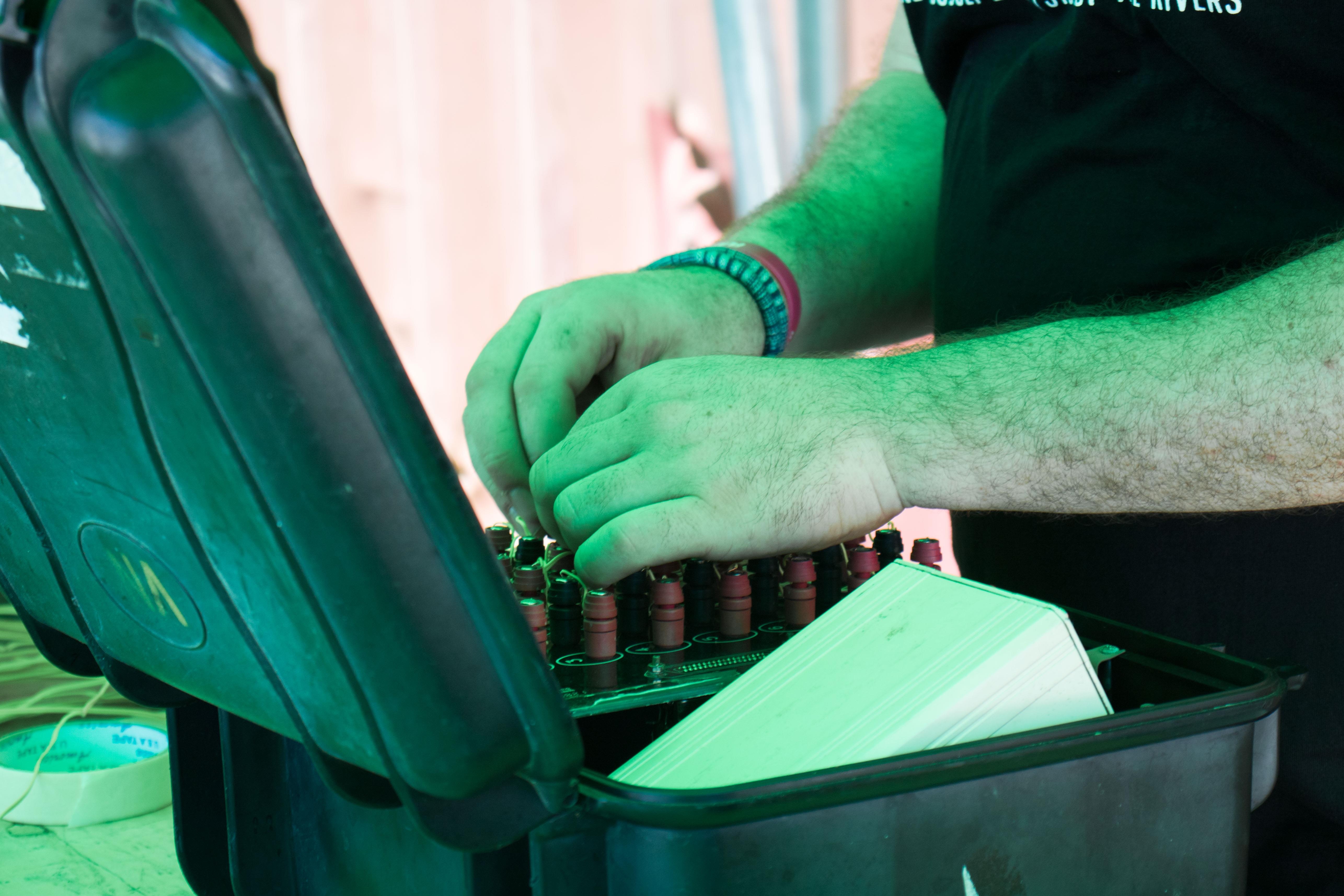 Hàng nghìn quả pháo đội Bỉ và Brazil vào bệ phóng. ảnh 7 Hang nghin qua phao doi Bi va Brazil vao be phong. anh 7