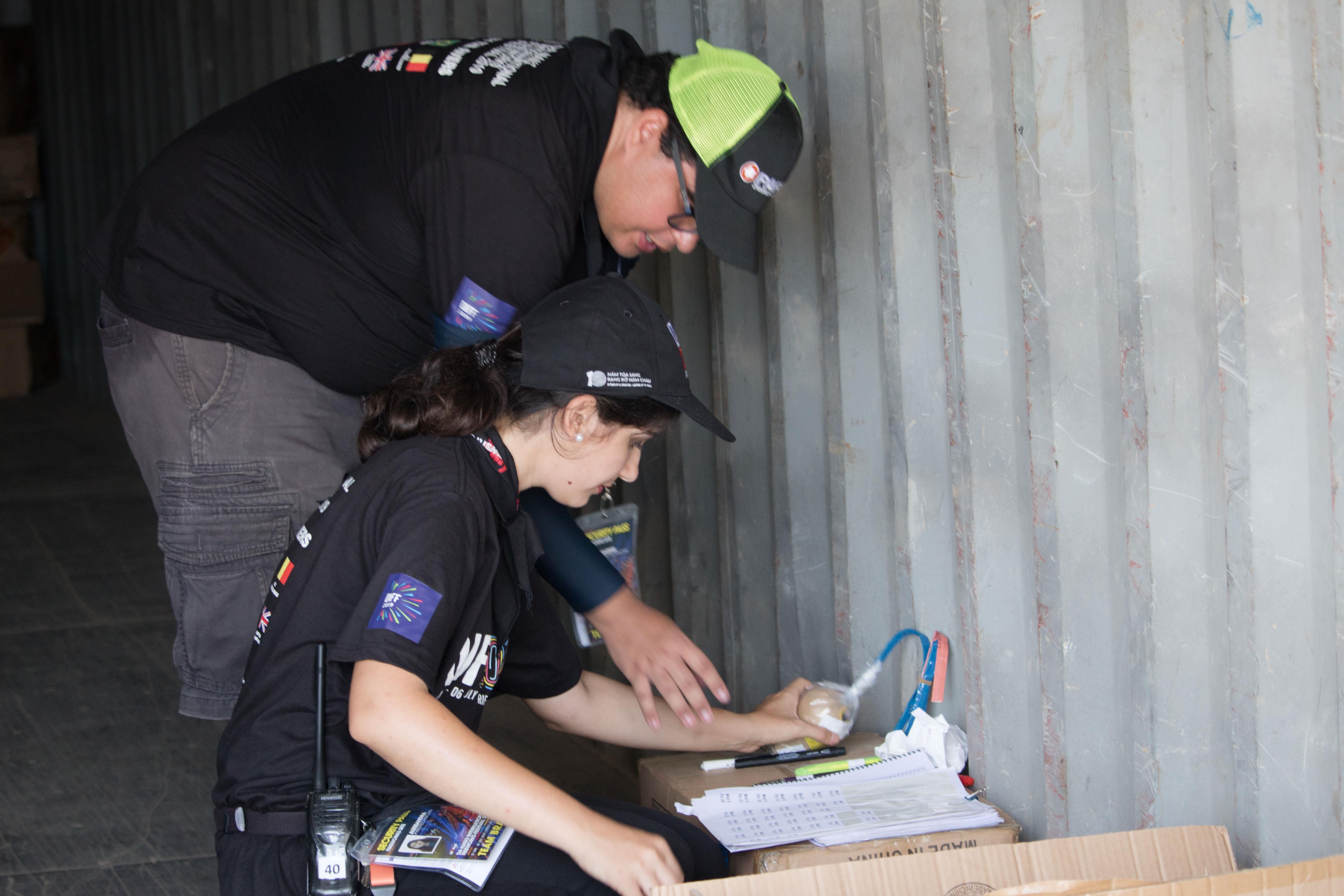 Hàng nghìn quả pháo đội Bỉ và Brazil vào bệ phóng. ảnh 9 Hang nghin qua phao doi Bi va Brazil vao be phong. anh 9