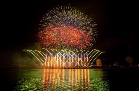 Man phao hoa duoi mua cua Italy va Phan Lan tai Da Nang hinh anh