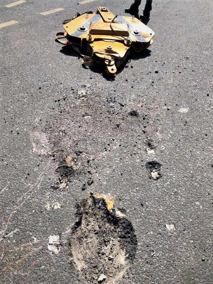 Móc cần cẩu rơi xuống đường. ảnh 1 Moc can cau roi xuong duong. anh 1