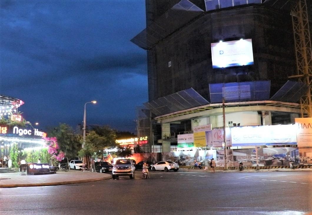 Móc cần cẩu rơi xuống đường. ảnh 2 Moc can cau roi xuong duong. anh 2