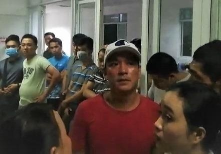 Bi can 17 tuoi nguy kich, nguoi than keo den benh vien hinh anh