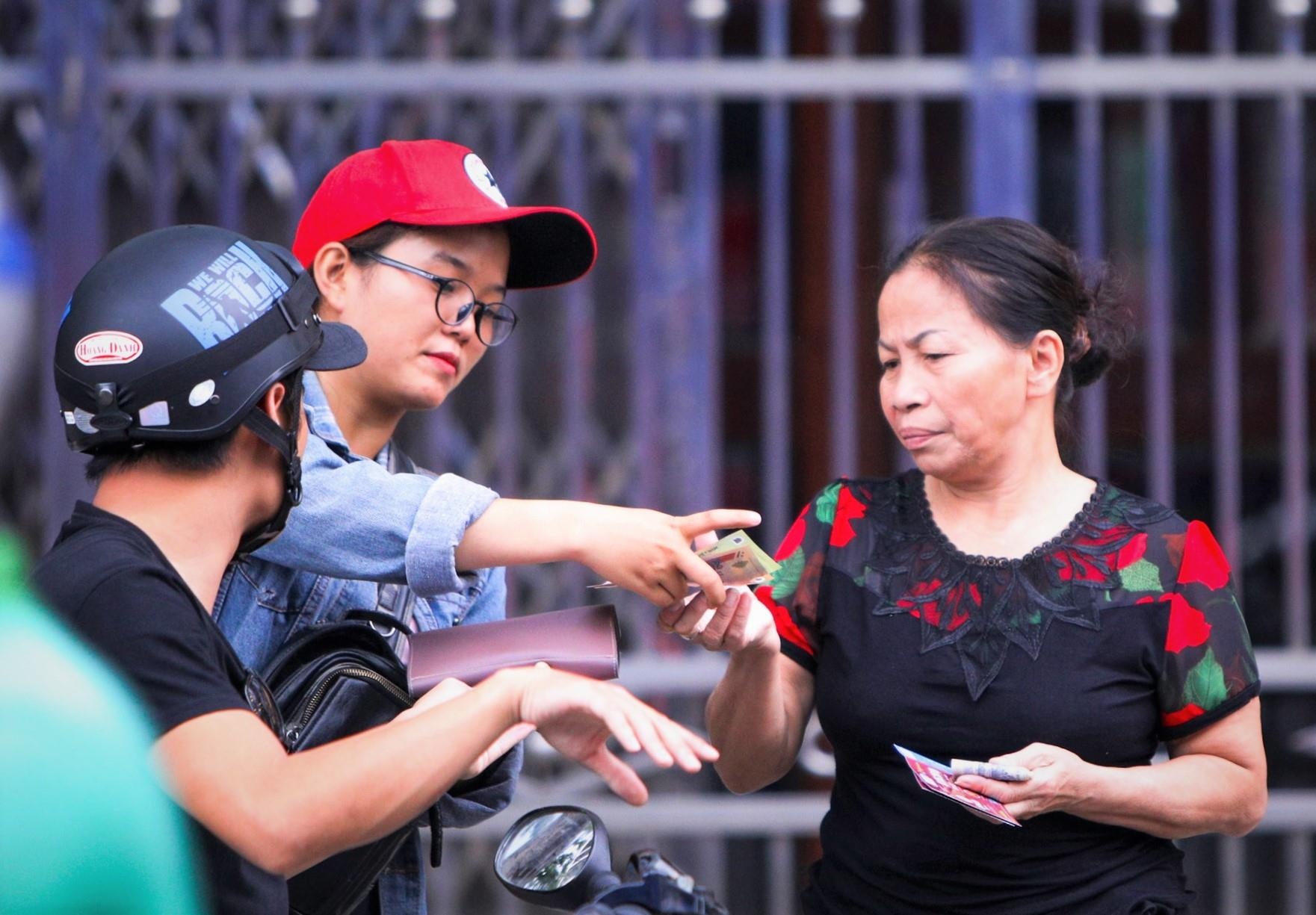 Ve tran chung ket phao hoa ram ro o 'cho den' hinh anh