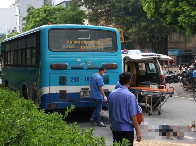 Nga vao gam xe buyt, nguoi dan ong tu vong tai cho hinh anh