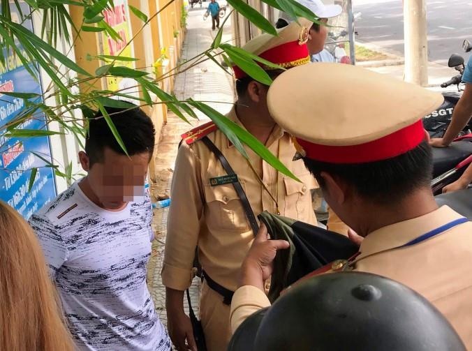 Nam thanh niên tông CSGT Đà Nẵng. ảnh 1 Nam thanh nien tong CSGT Da Nang. anh 1