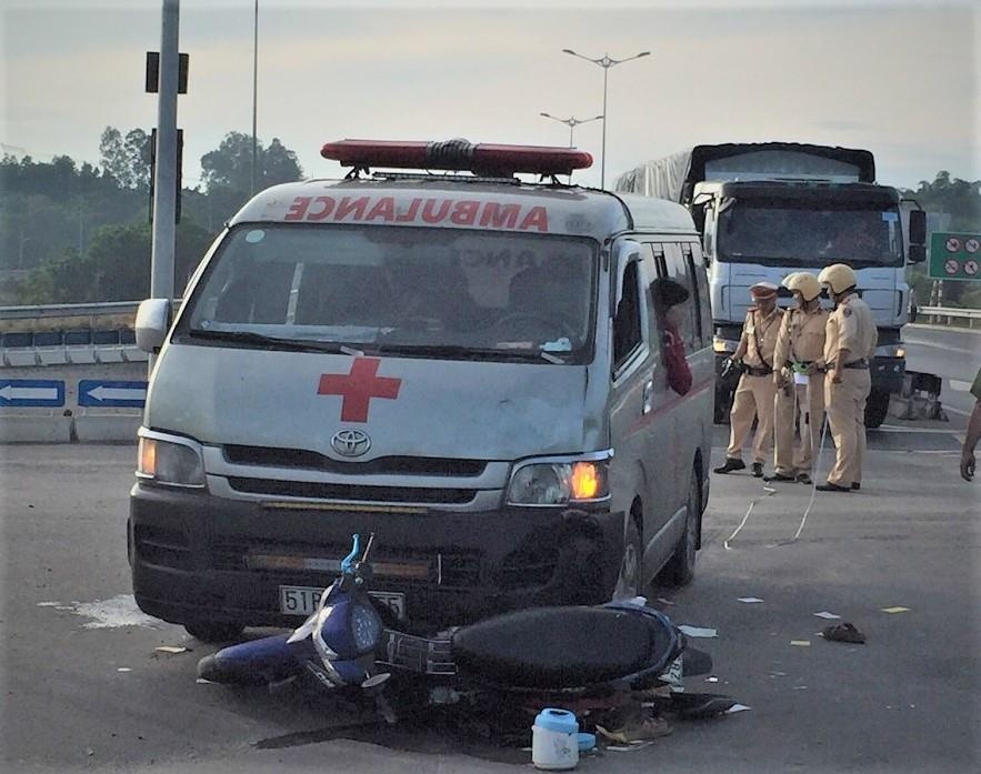 Xe cứu thương chở quan tài gây tai nạn ảnh 1 Xe cuu thuong cho quan tai gay tai nan anh 1