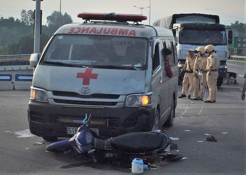 Xe cuu thuong cho quan tai dam xe may, 2 nguoi cap cuu hinh anh