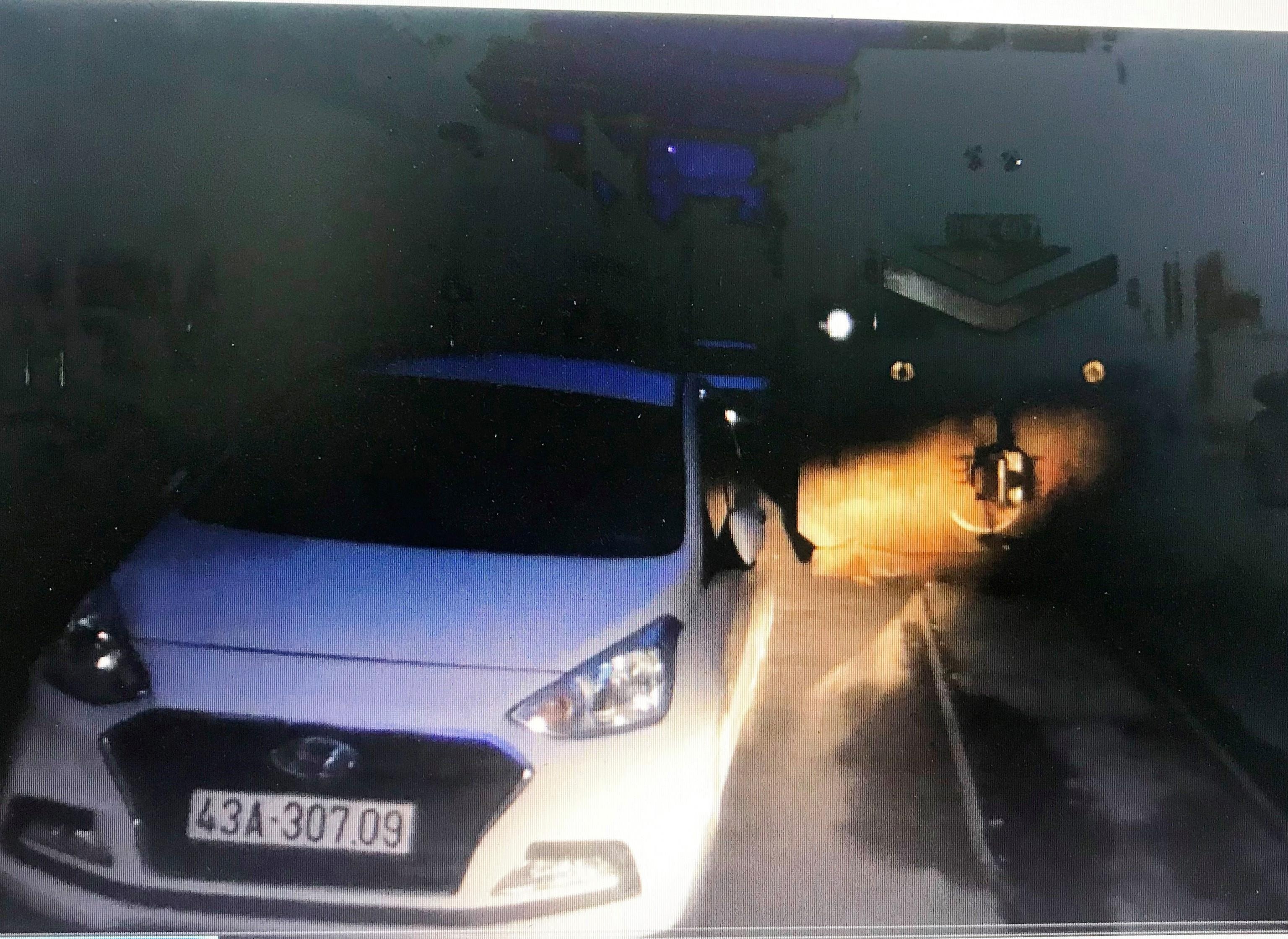 Ôtô đậu chắn đường ray tàu hỏa ở Đà Nẵng. ảnh 1 Oto dau chan duong ray tau hoa o Da Nang. anh 1