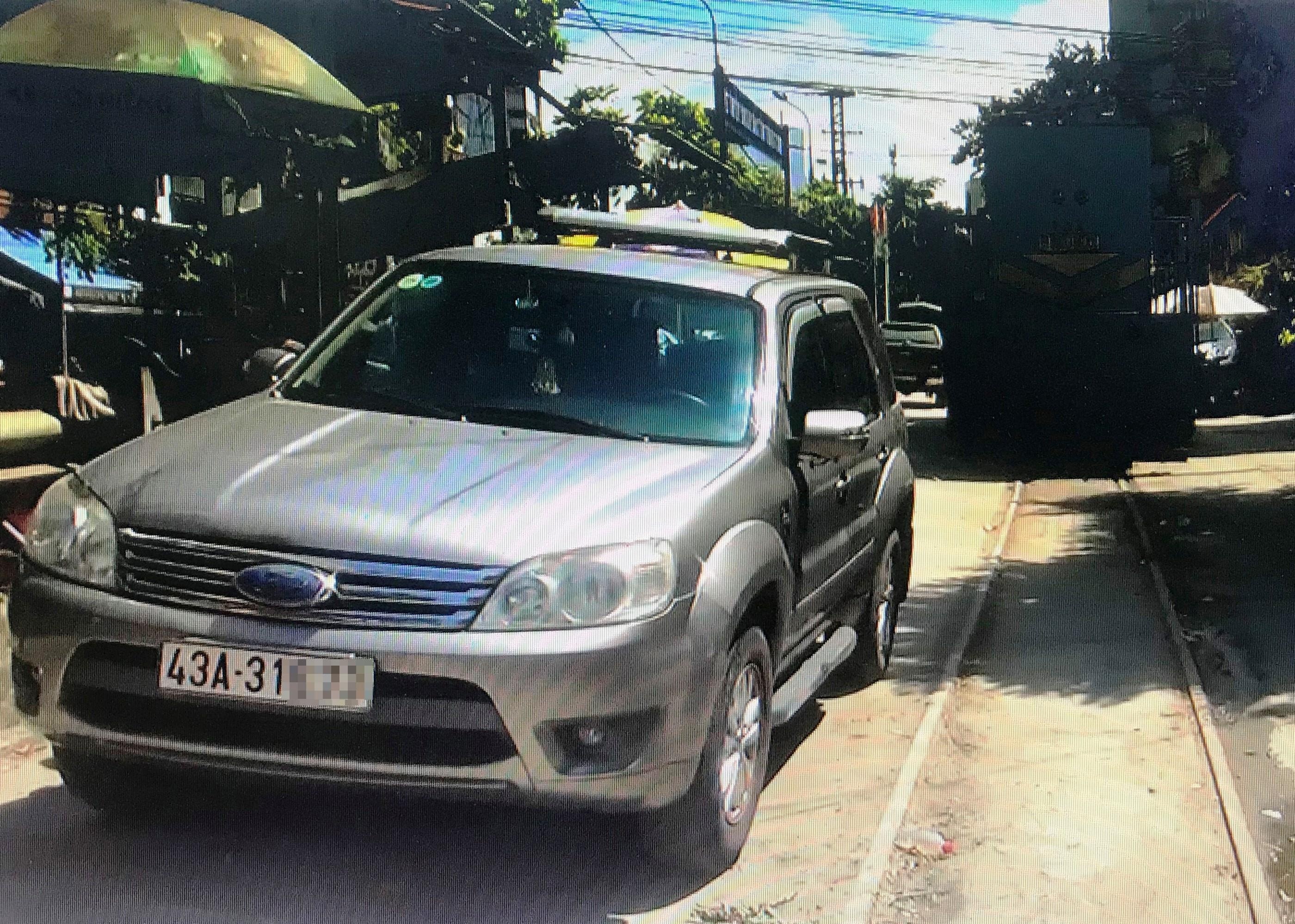 Ôtô đậu chắn đường ray tàu hỏa ở Đà Nẵng. ảnh 2 Oto dau chan duong ray tau hoa o Da Nang. anh 2